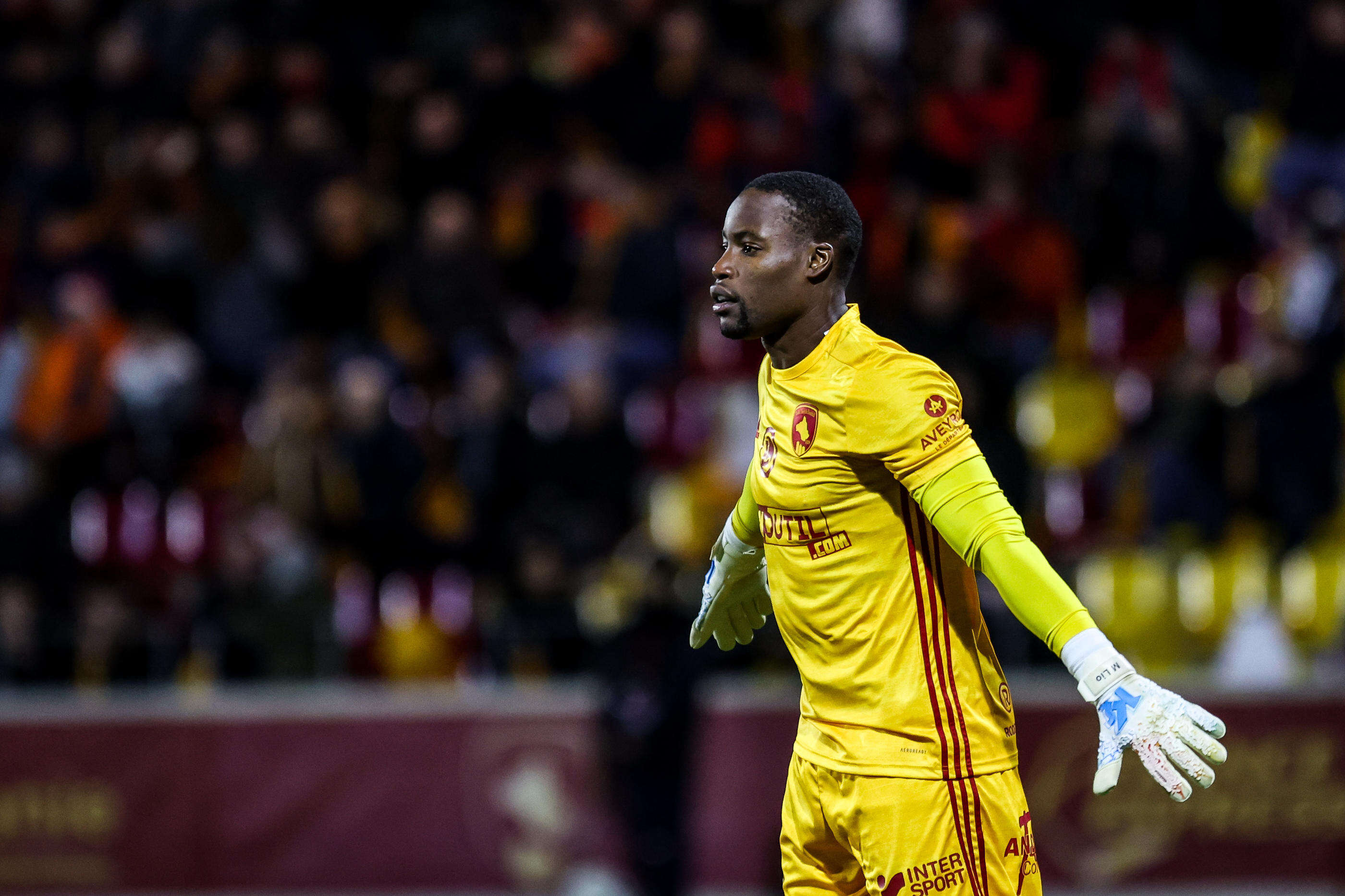 Ligue 2 : la vidéo de l’égalisation incroyable du gardien de Rodez Lionel Mpasi à la 97e minute