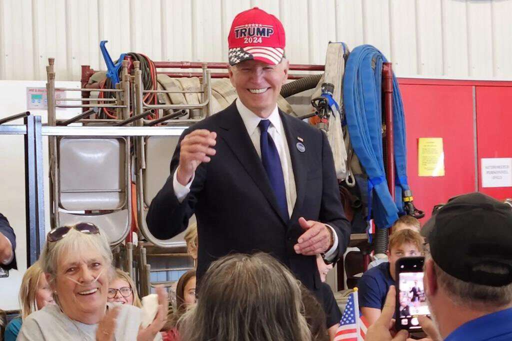 Quand Joe Biden met sur sa tête une casquette à la gloire… de Donald Trump