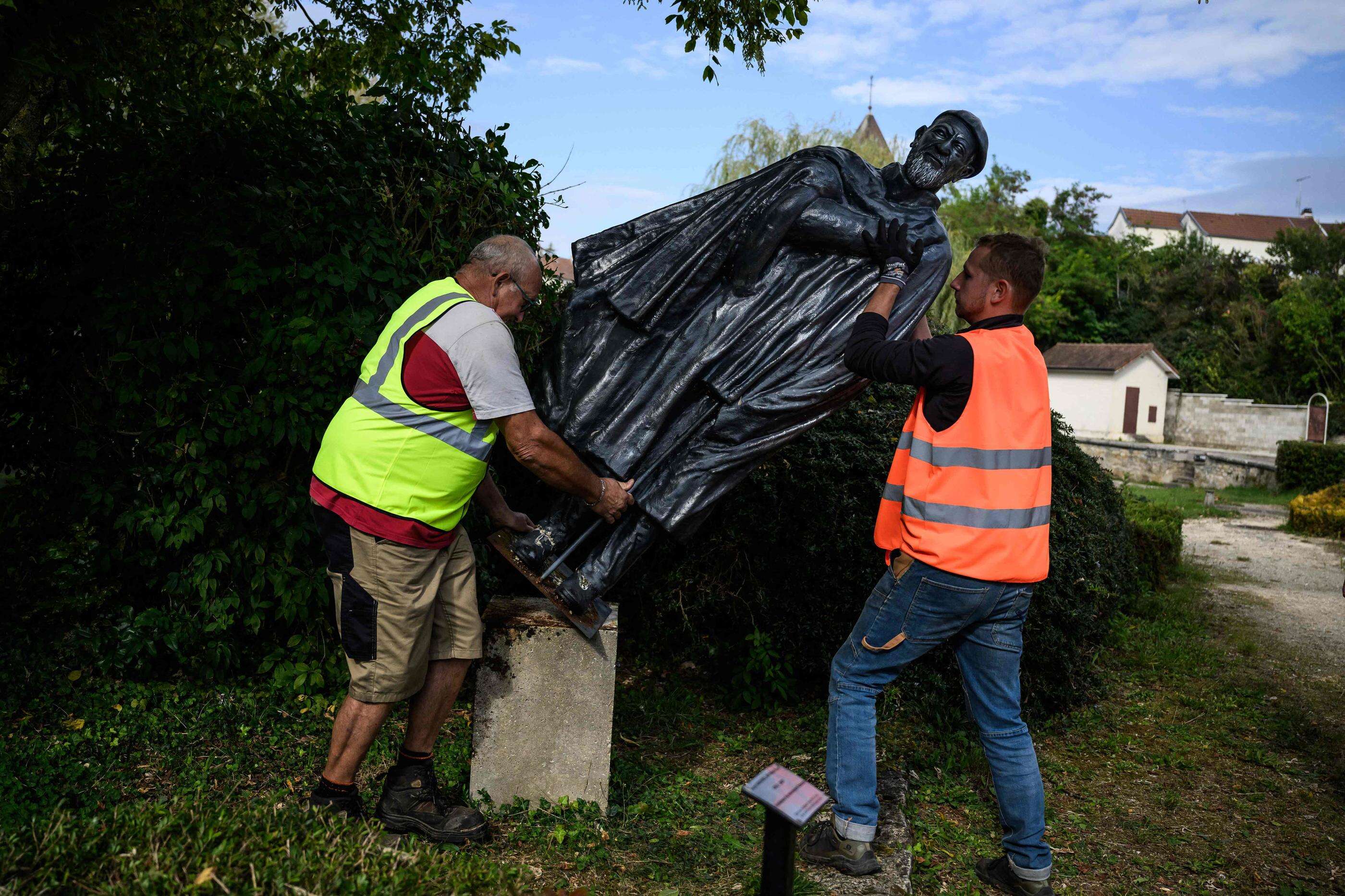 Côte d’Or : une statue de l’abbé Pierre déboulonnée dans un fief d’Emmaüs