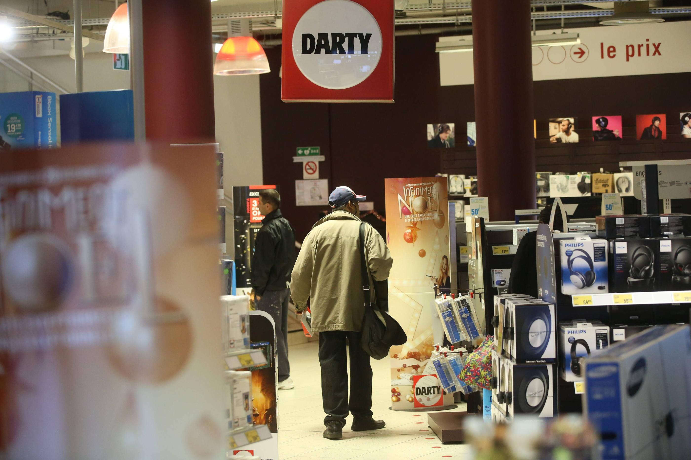 Paris : ils forcent des employés de Darty à leur remettre une soixantaine de téléphones