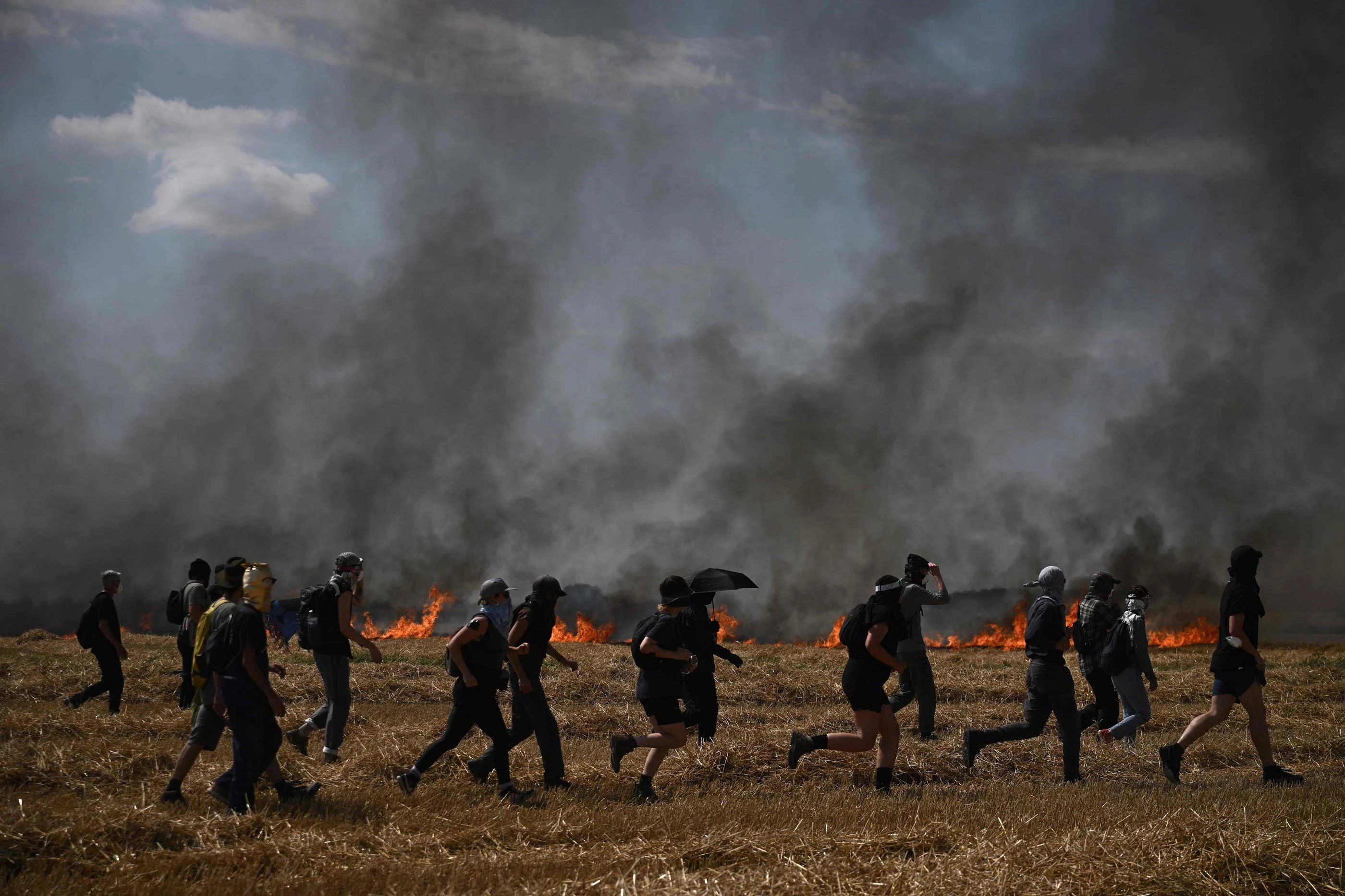 « Méga-bassines » : la manifestation avorte après un incendie déclenché par l’action des gendarmes