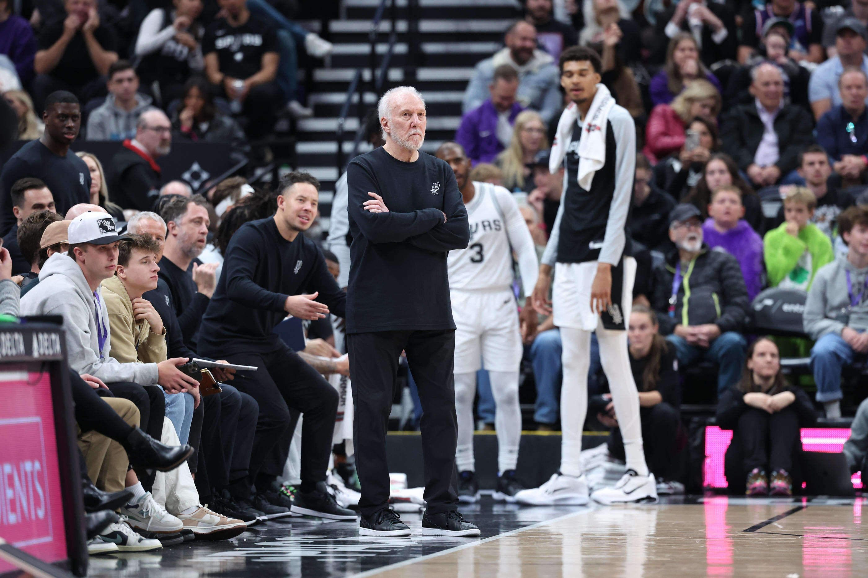 « On va lui laisser le temps de récupérer » : comment les Spurs vont gérer l’absence prolongée de Gregg Popovich