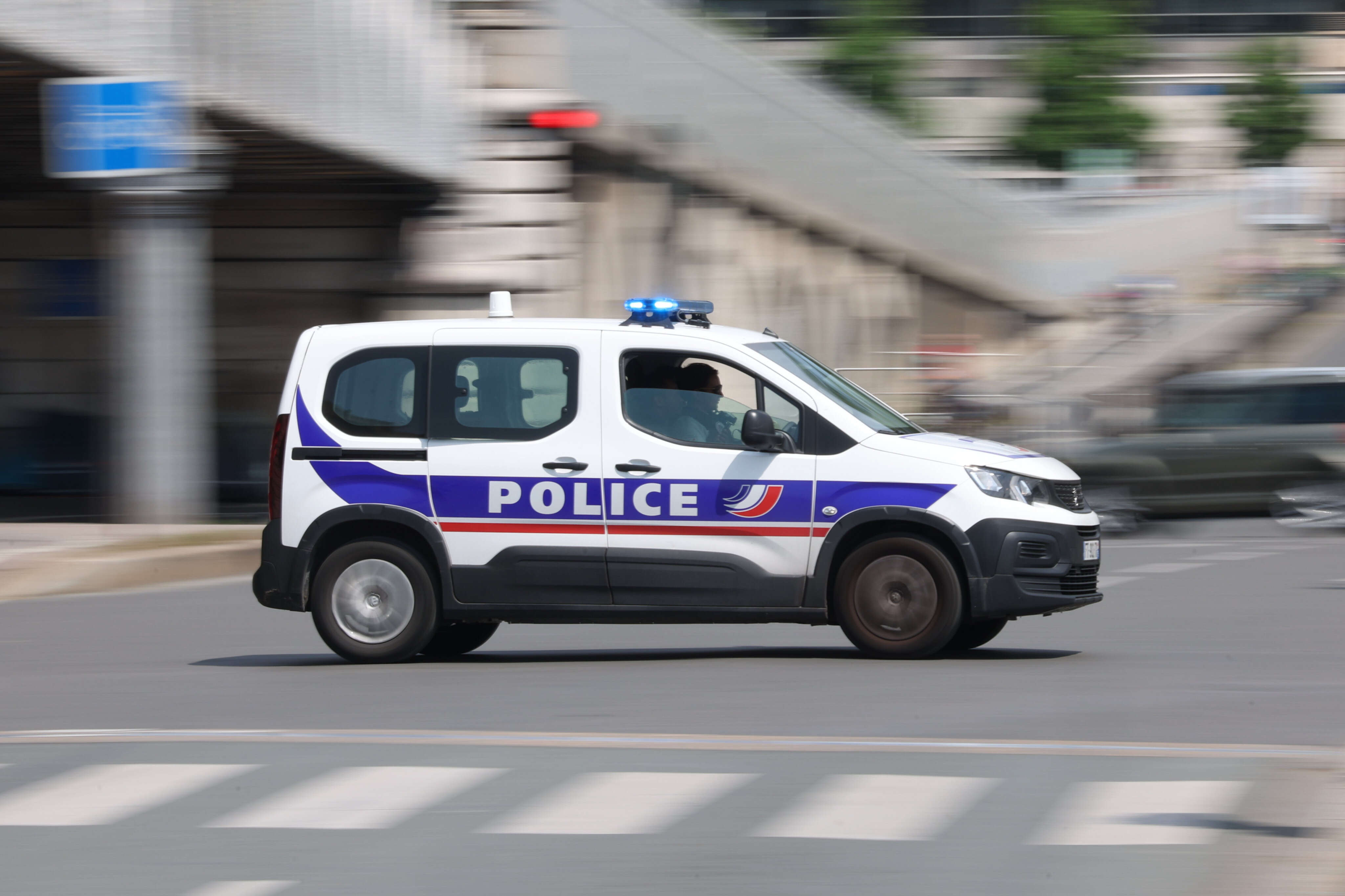 Paris : un piéton percuté par une voiture qui tentait de fuir la police, le conducteur arrêté