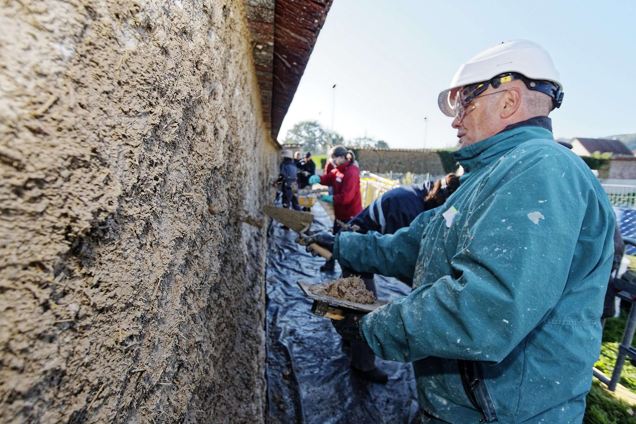 Eure : les murs en bauge, c’est du patrimoine, mais aussi une technique de construction vertueuse pour l’environnement