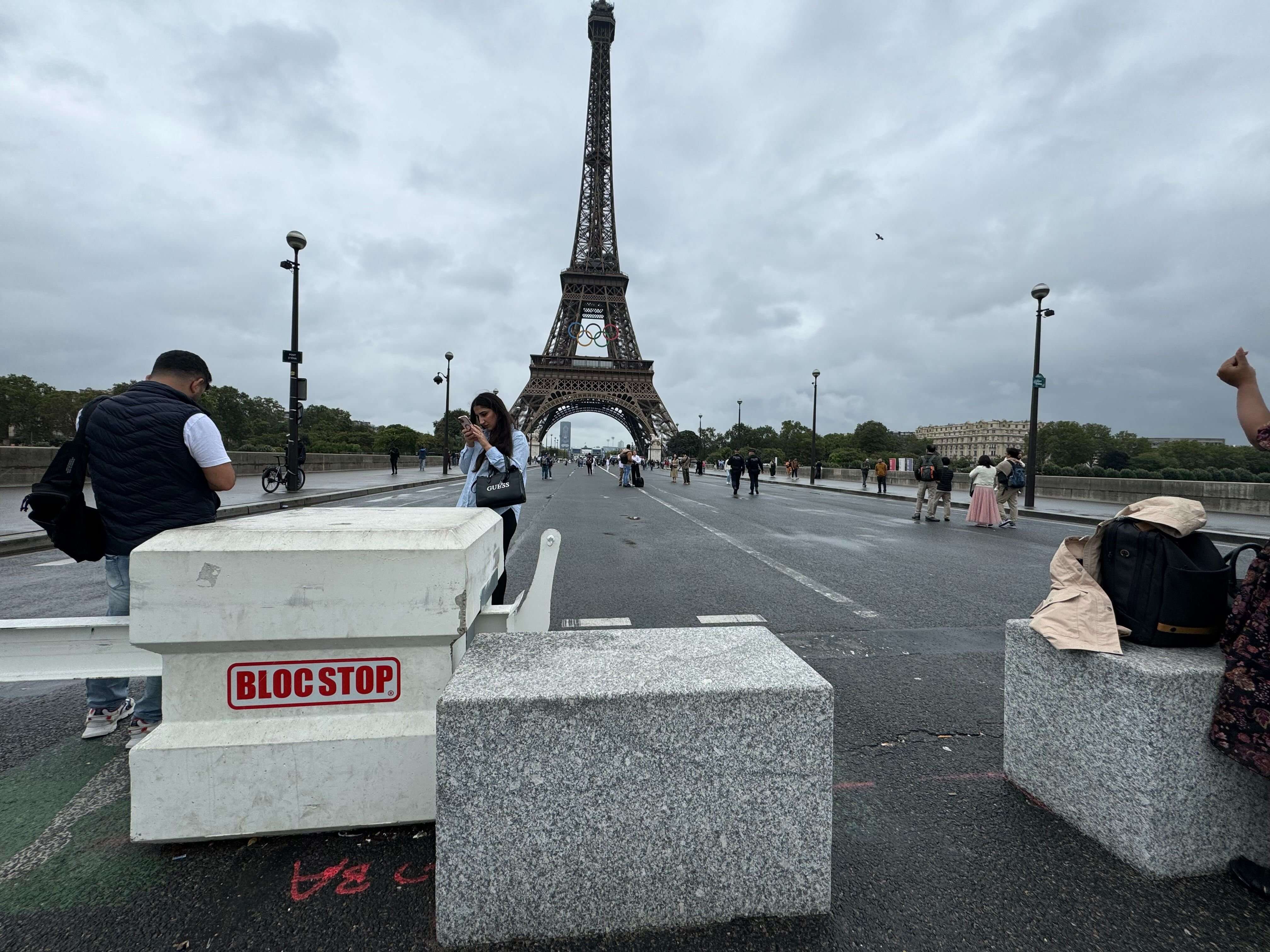 « Traverser la Seine en toute sécurité » : les véhicules motorisés officiellement interdits sur le pont d’Iéna