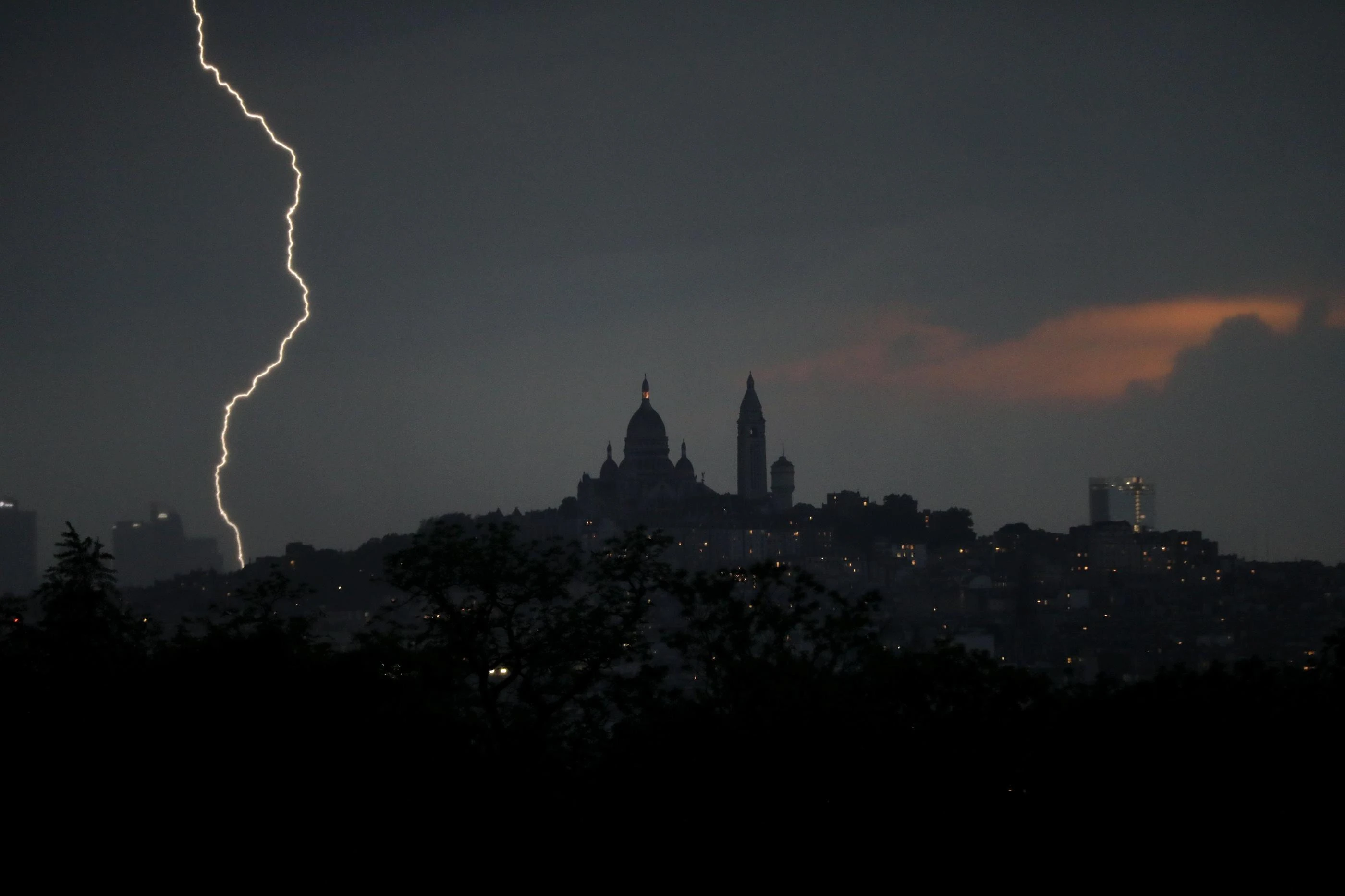 L’Île-de-France en proie à de violents orages, des vols pour Roissy et Orly déroutés