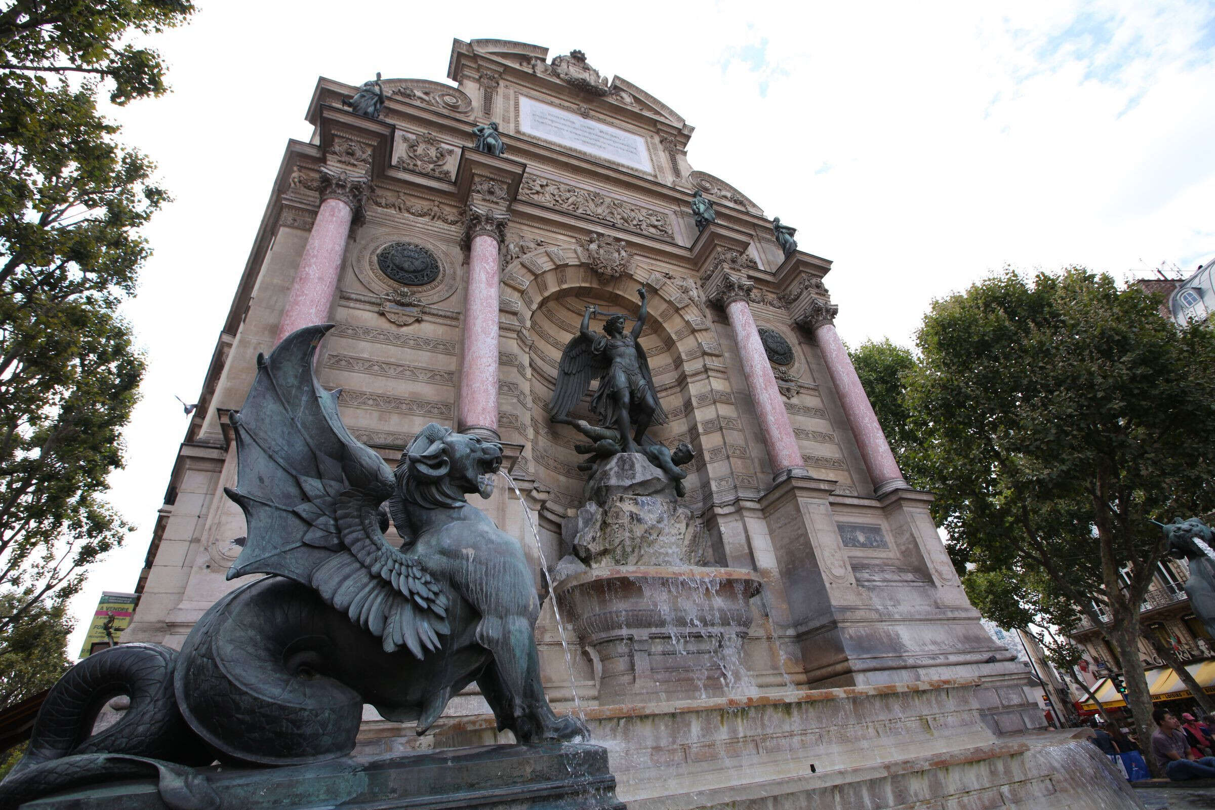 Paris : un budget record pour la première bâche publicitaire couvrant la restauration d’une fontaine