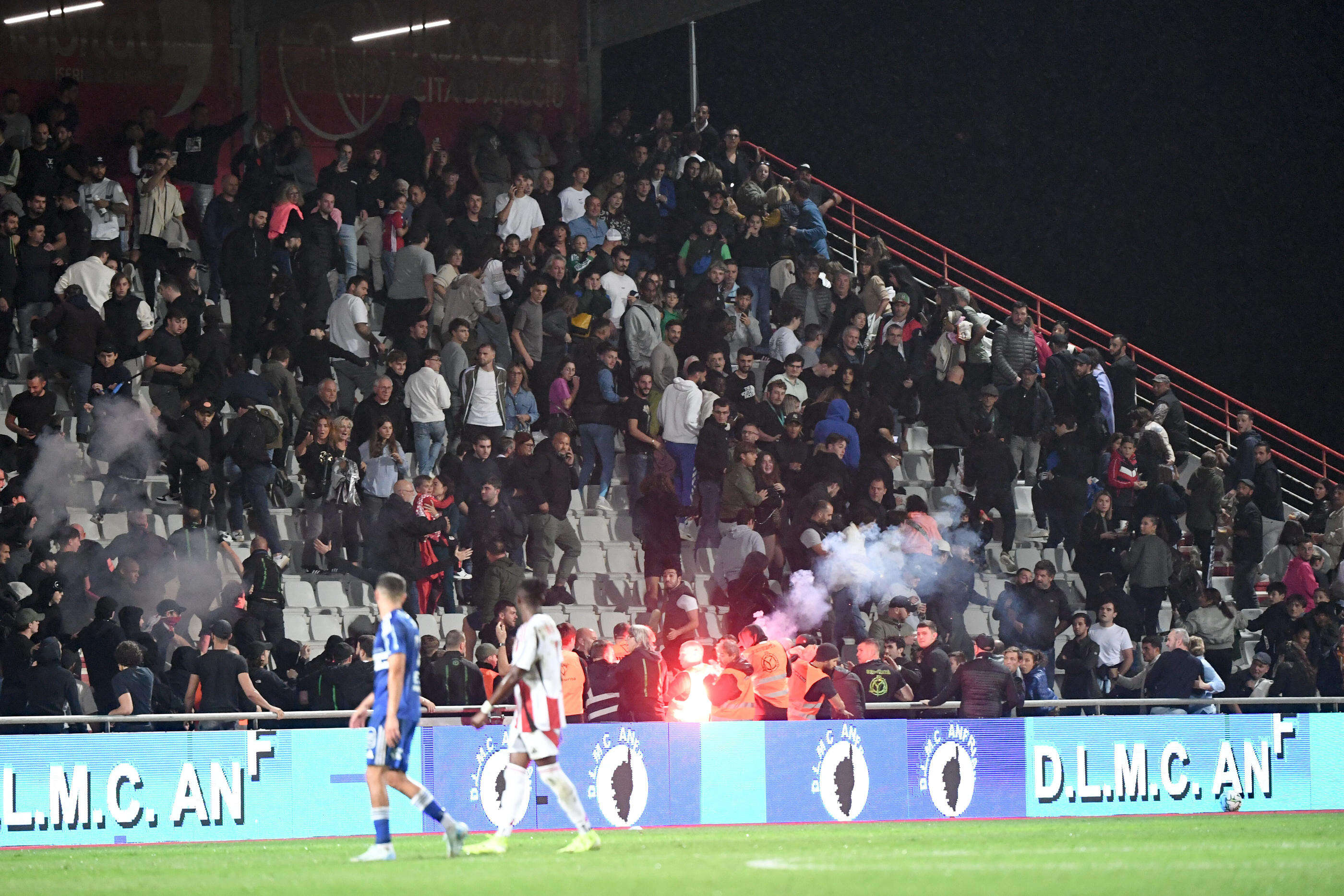 AC Ajaccio - Bastia : le derby corse de Ligue 2 momentanément arrêté à cause de bagarres entre supporters