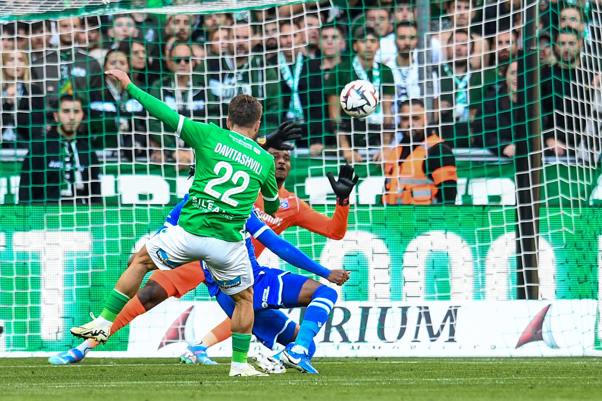 Saint-Etienne - Auxerre : slalom et frappe en lucarne... les images du sublime but du Stéphanois Davitashvili