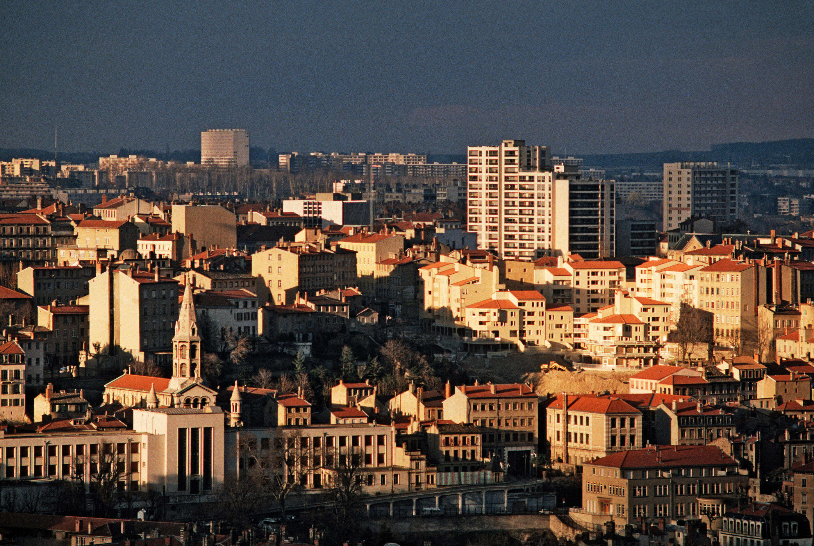 Un SDF tué à coups de parpaing à Lyon, le crime filmé et une enquête ouverte pour assassinat