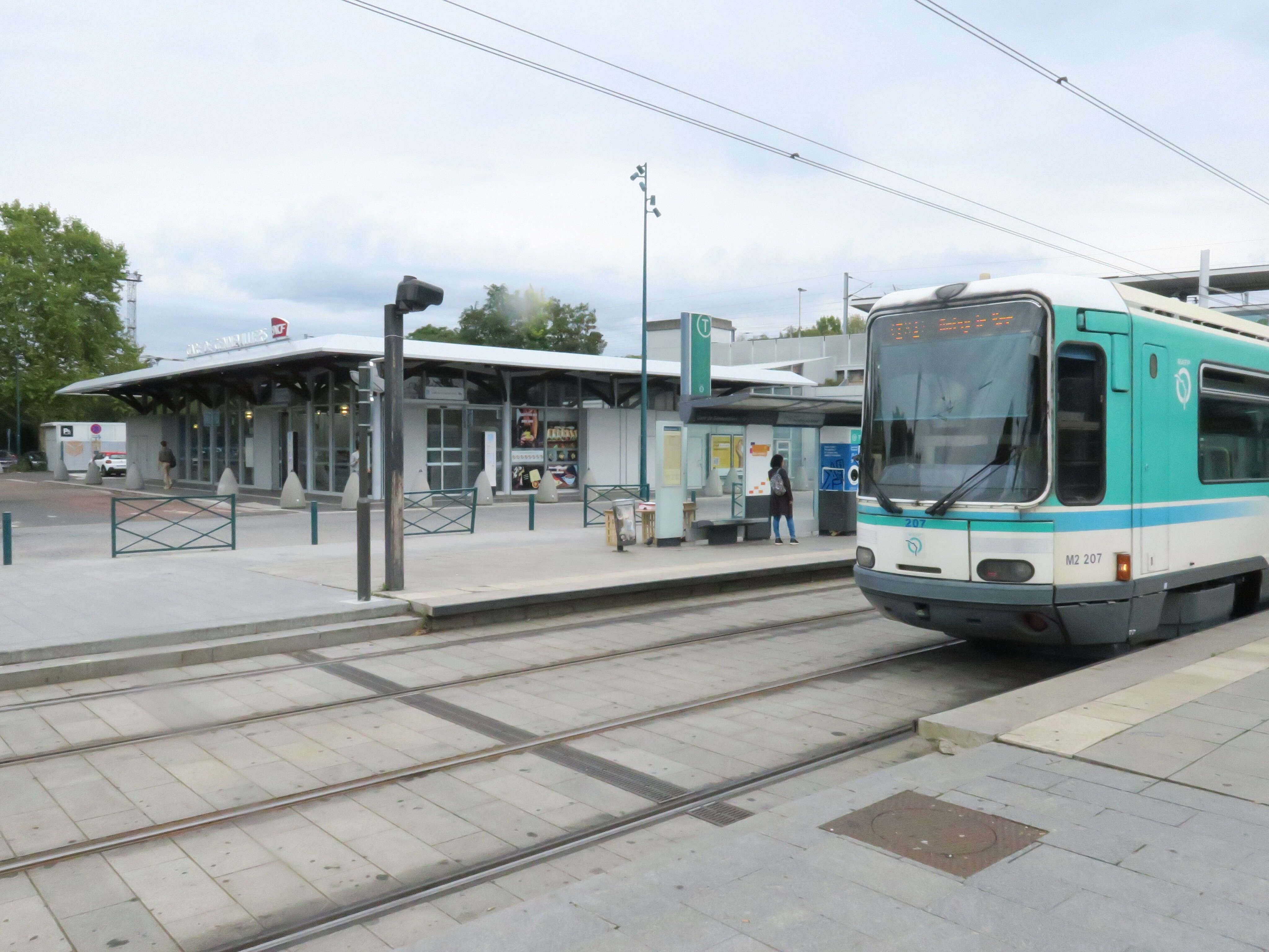 Gennevilliers : le tramway percute un homme à trottinette et poursuit sa route, la victime dans un état grave