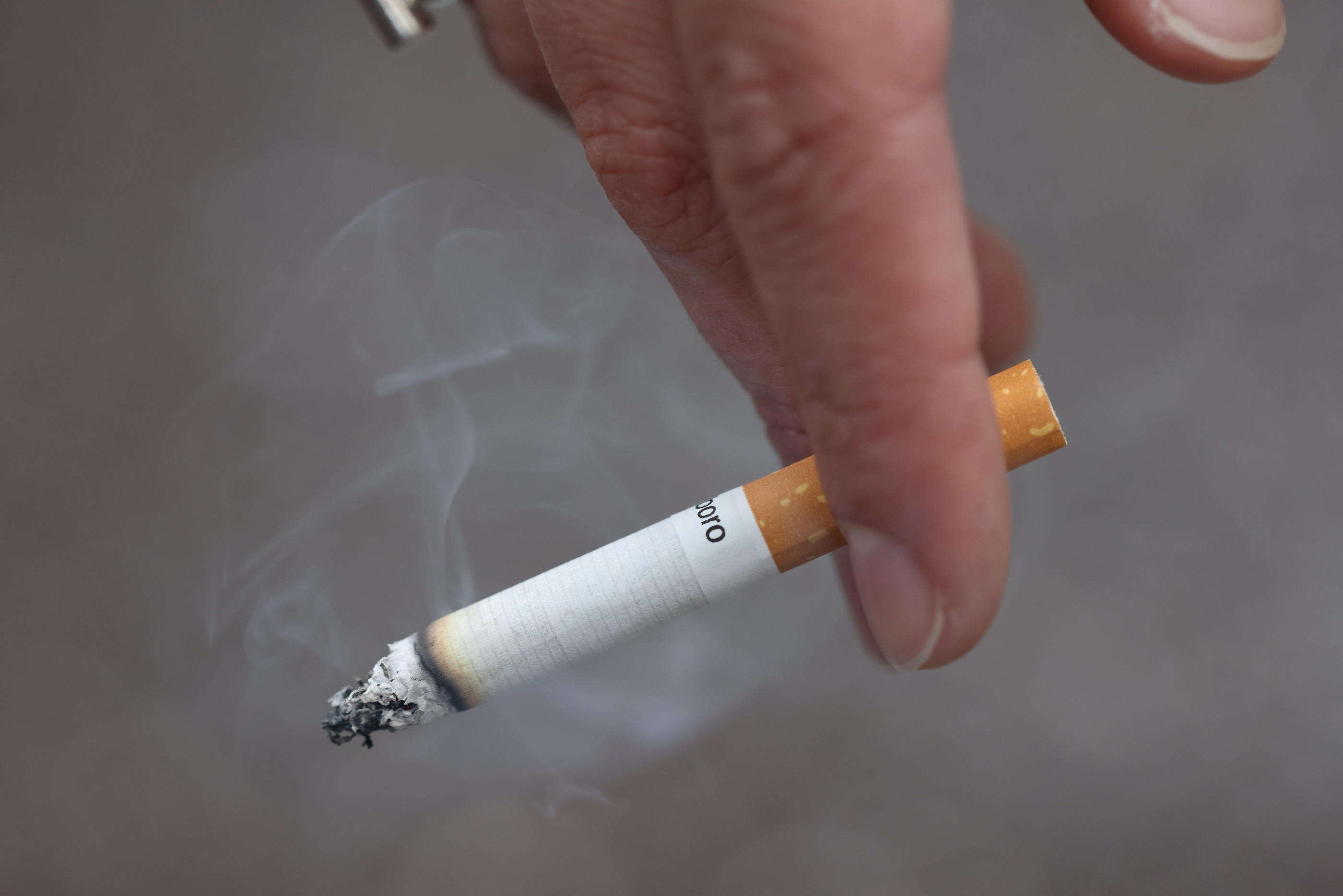 Sa cigarette met le feu à l’appartement et tue sa sœur, il est condamné à un an de prison avec sursis