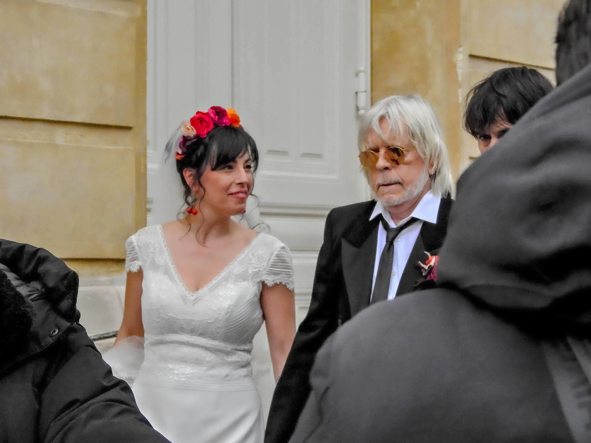 « Un vrai oui, un oui exubérant ! » : Renaud s’est marié avec Cerise à la mairie du XIVe à Paris