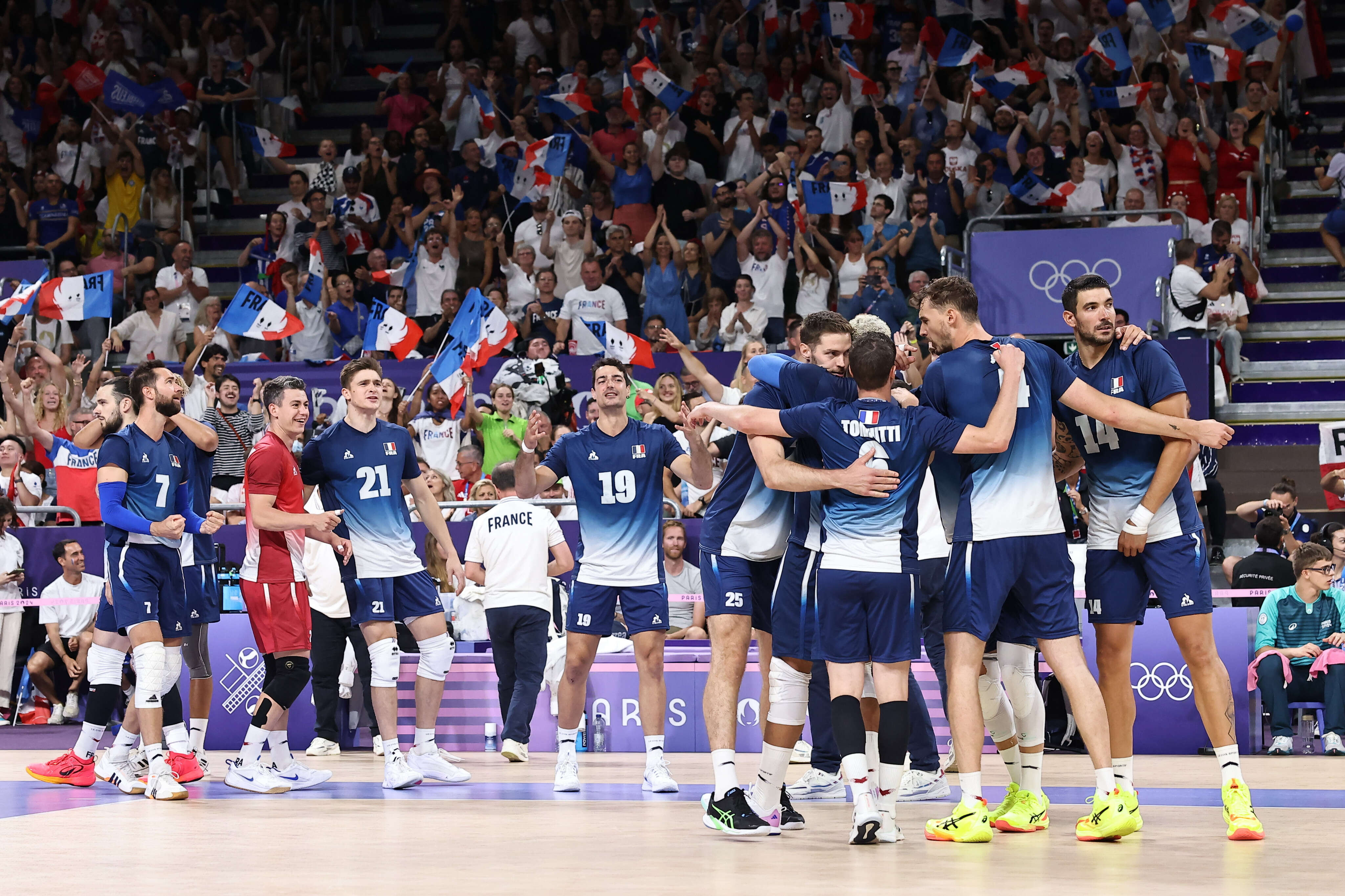 Et d’une salle en fusion jaillit l’or : comment l’Arena Paris Sud a porté les Bleus du volley vers le titre