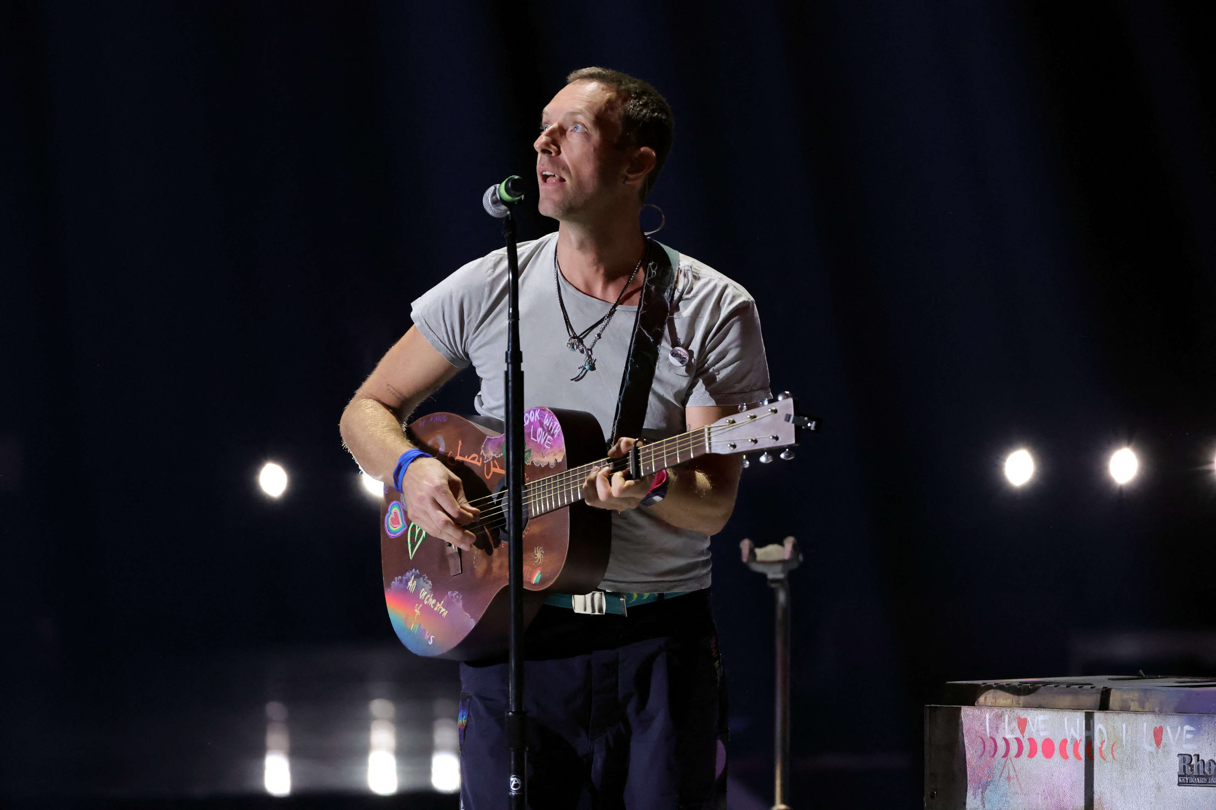 Coldplay : Chris Martin interrompt un concert pour venir en aide à un garçon dans la fosse