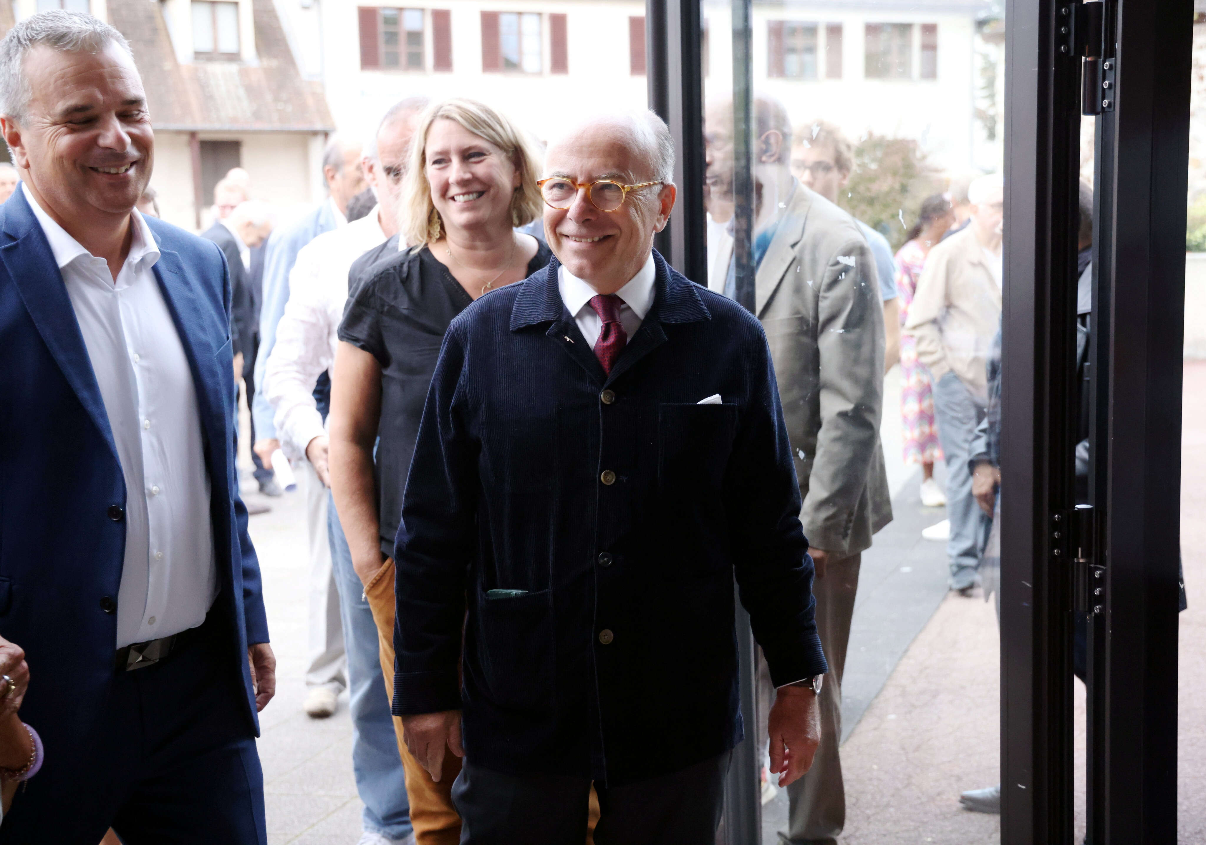 DIRECT. Futur Premier ministre : Cazeneuve doit rencontrer Macron ce lundi matin, Bertrand attendu dans l'après-midi