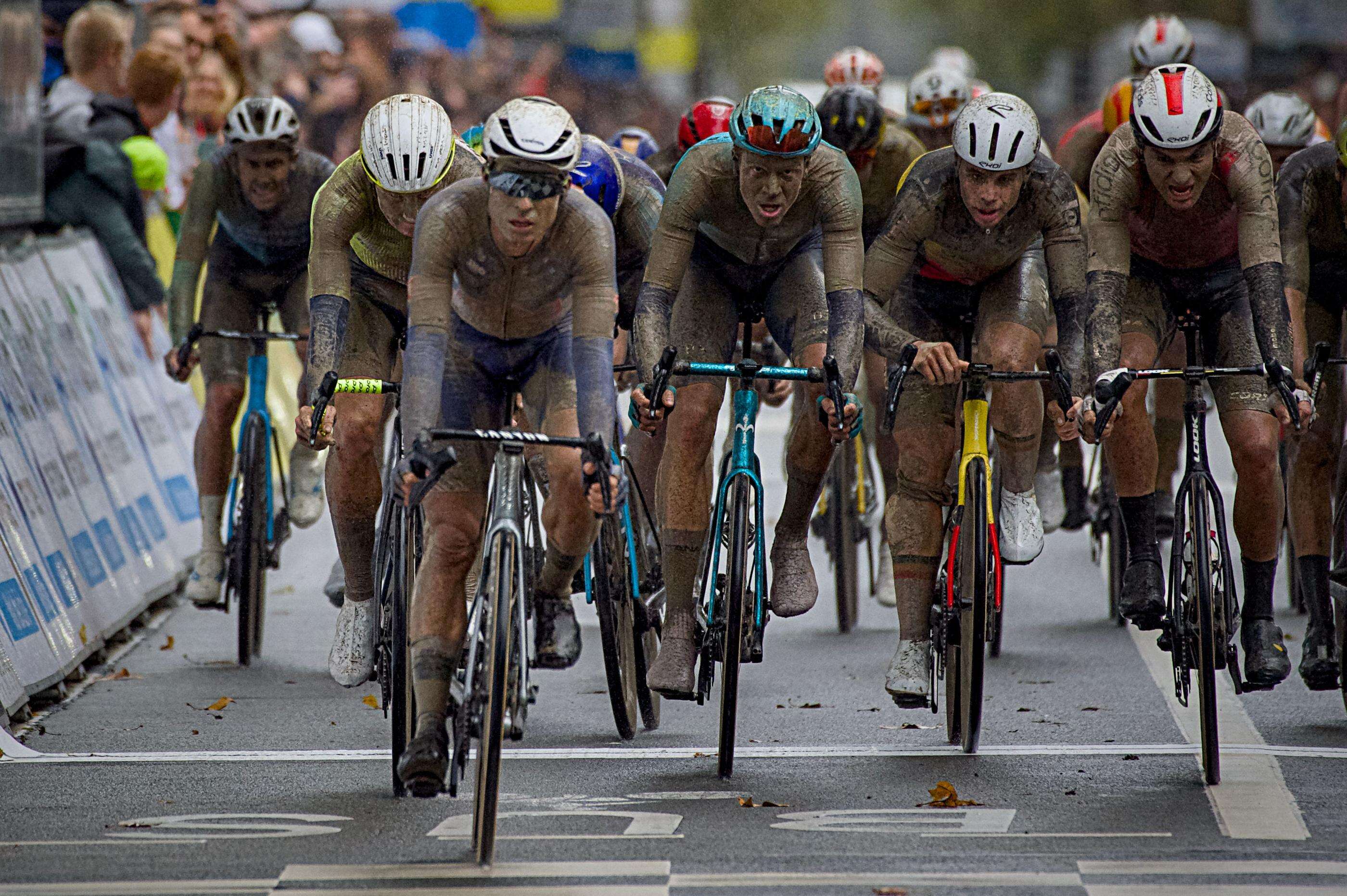 « Je n’ai jamais vu autant de boue » : les guerriers du peloton racontent leur Paris-Tours « épique »