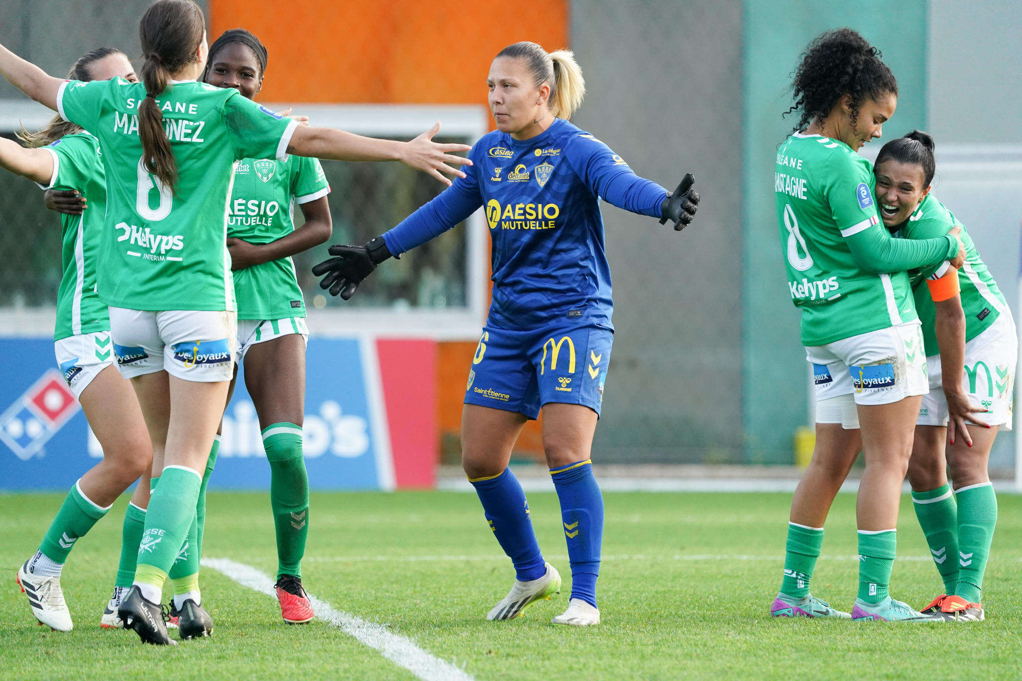 Arkema Première Ligue : les images de la folle joie des Stéphanoises après leur troisième victoire en trois matchs