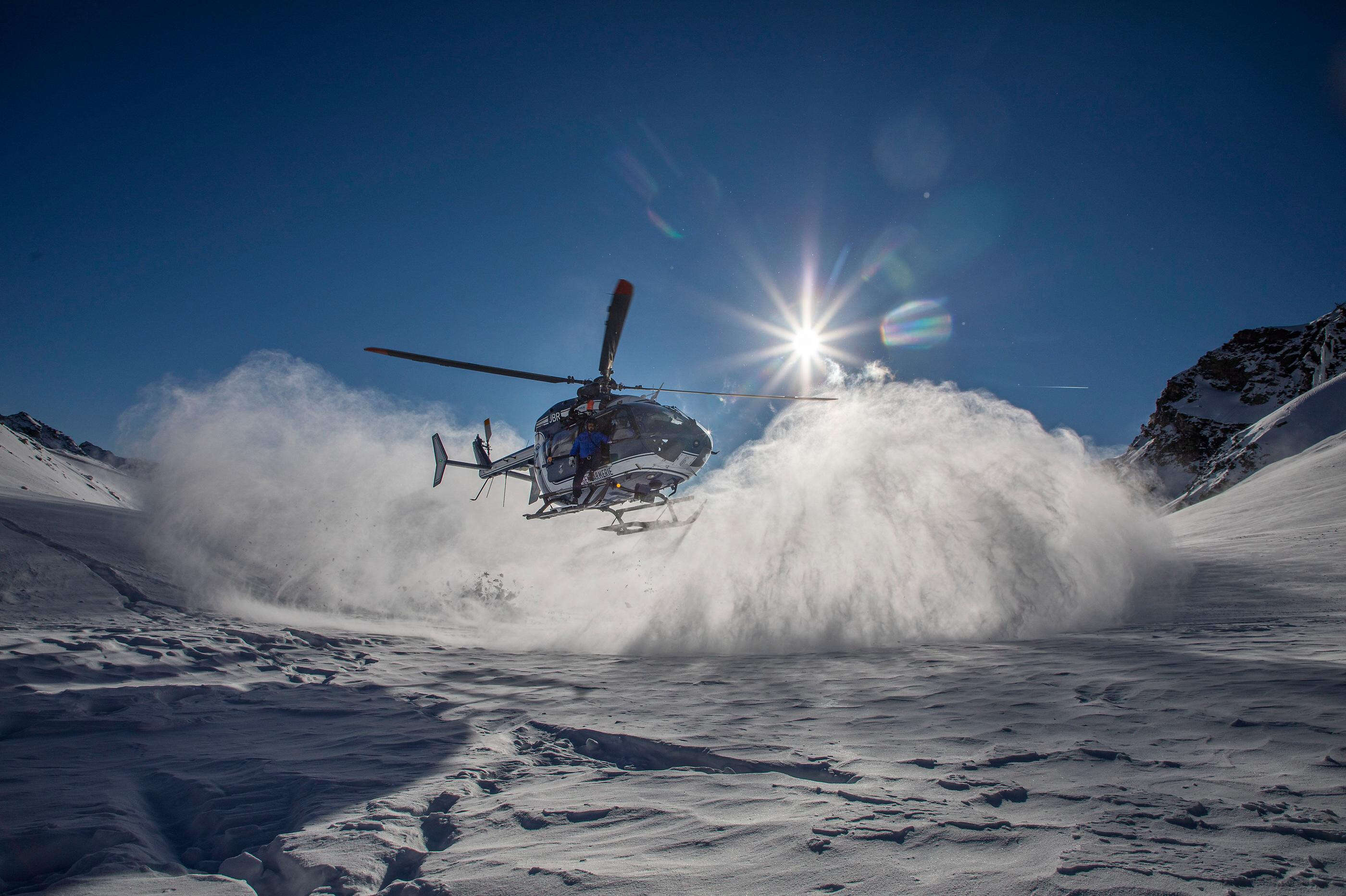 Éviter les pentes raides et les virages brusques, traverser un par un… les règles à respecter pour éviter les avalanches