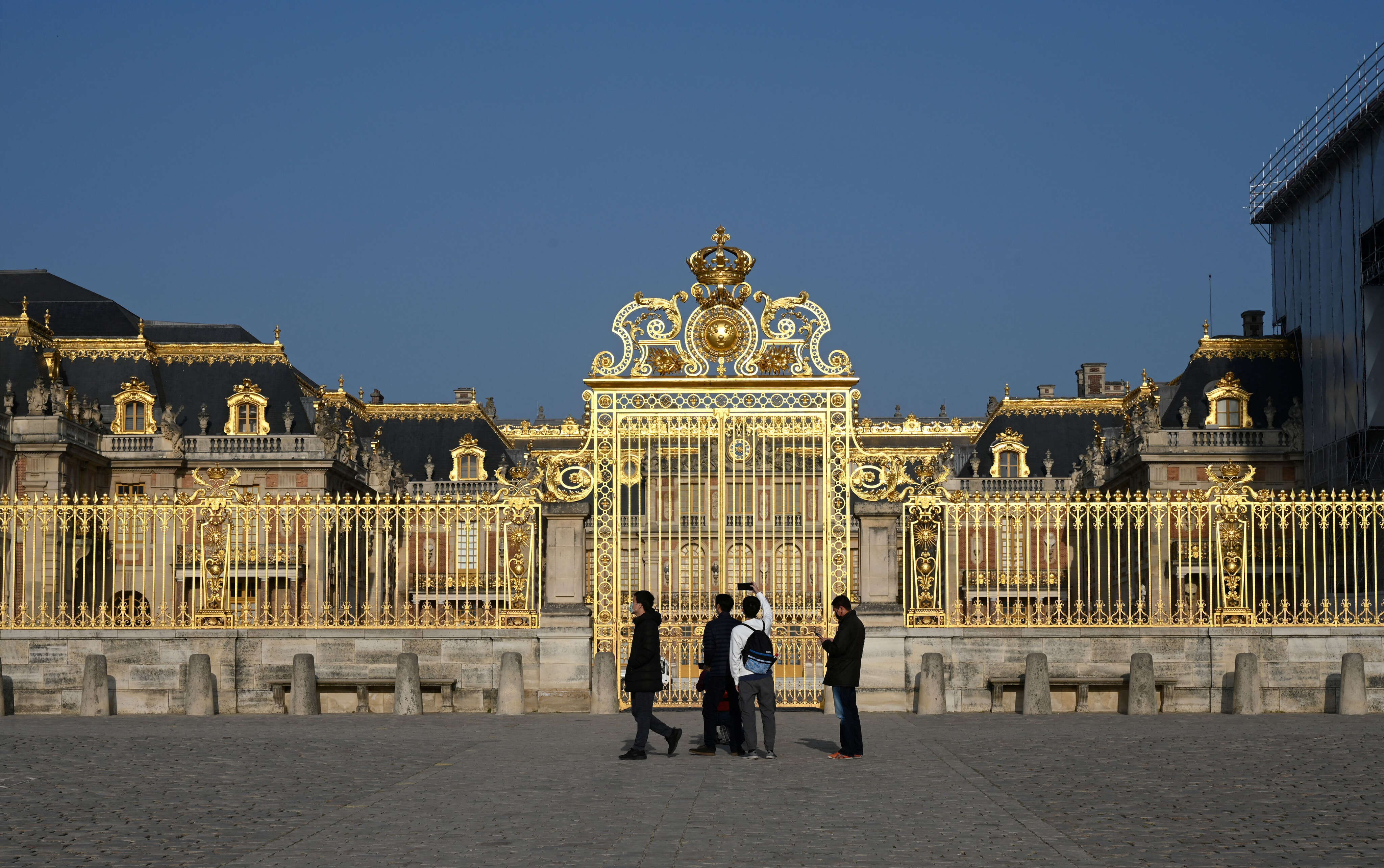 Des militants écologistes perturbent la fête du centenaire de TotalEnergies au château de Versailles