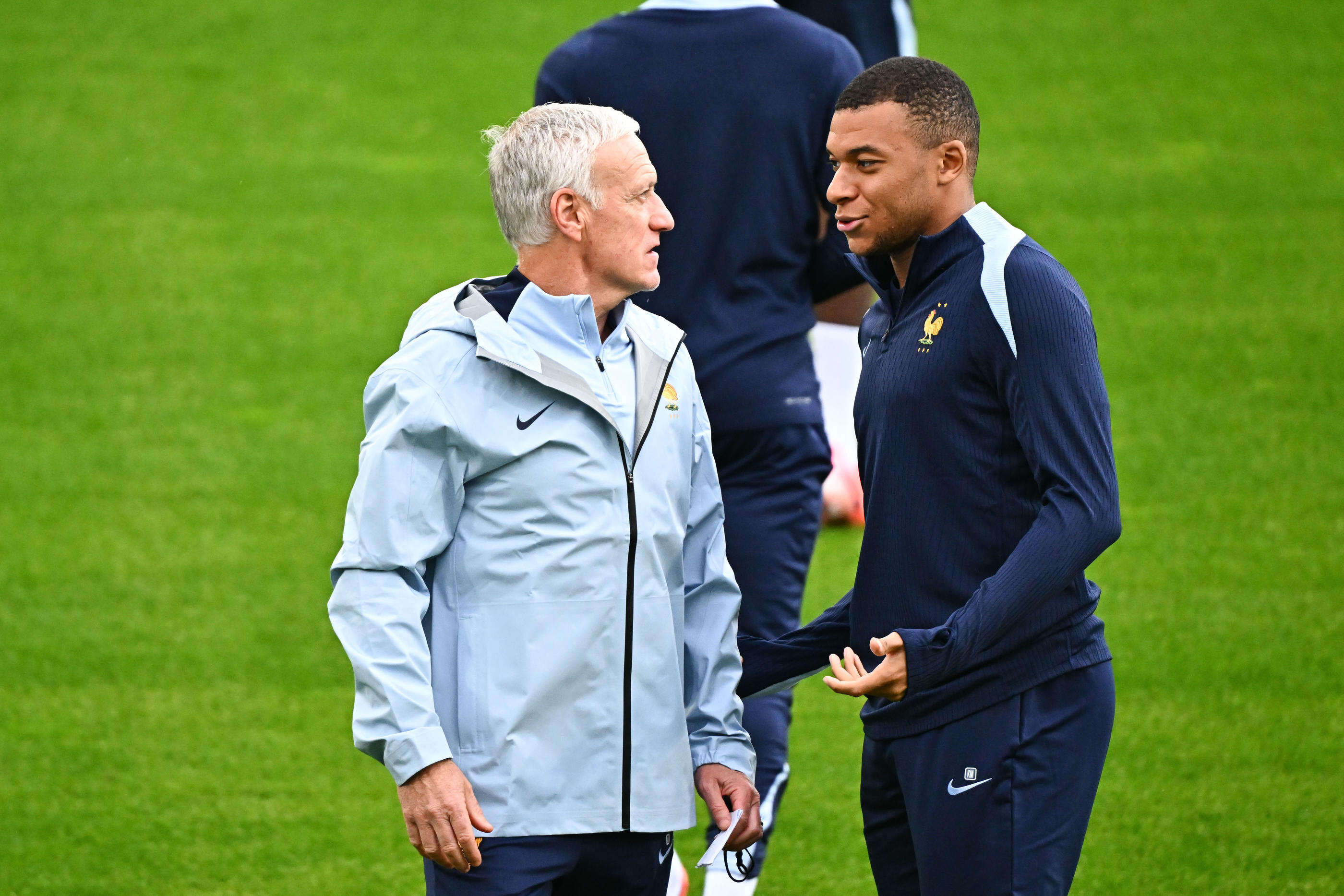 « Je ne suis pas l’actualité des joueurs qui ne sont pas là » : quand Deschamps réagit à la polémique Mbappé