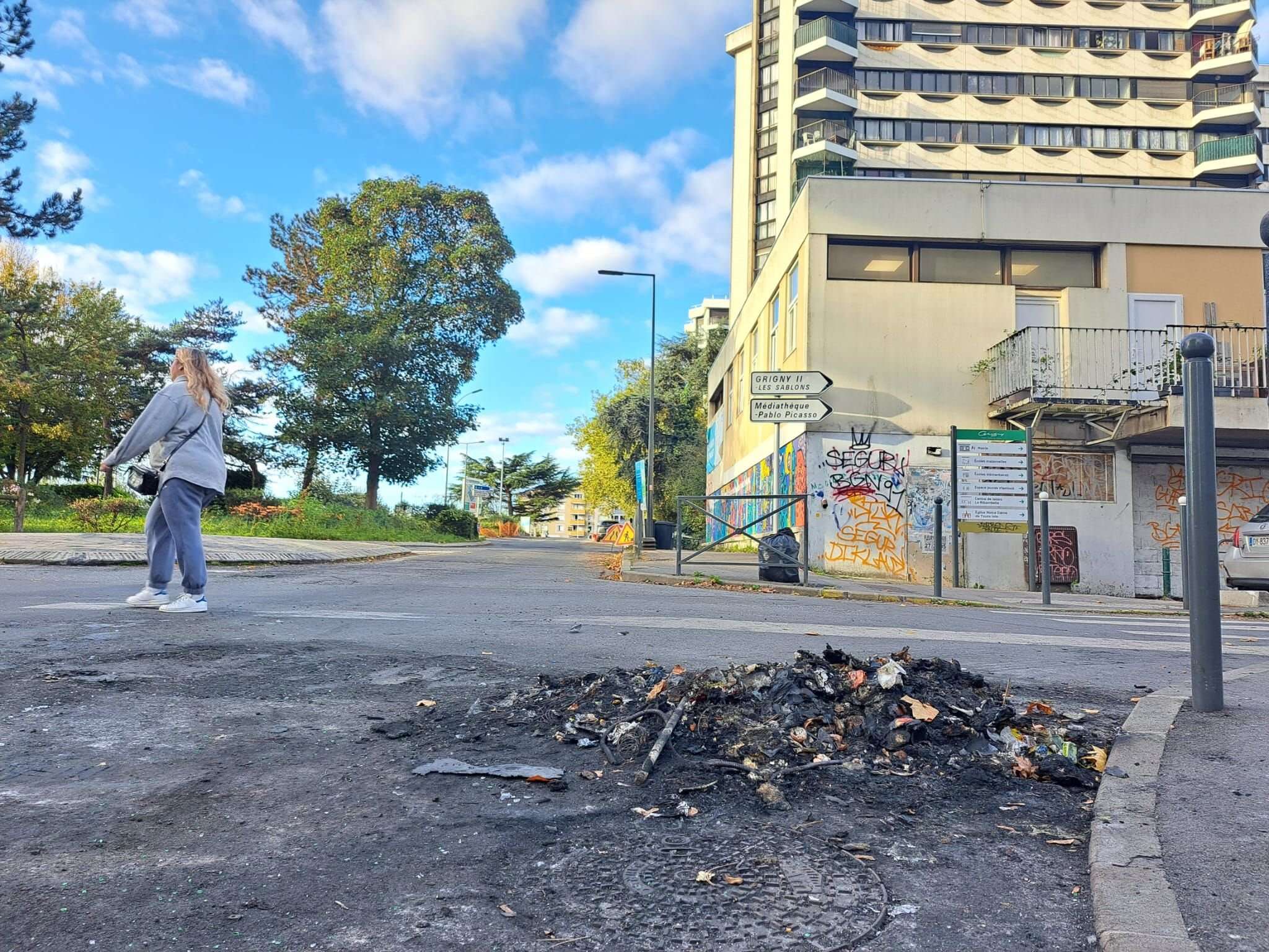 Incendies, cocktails Molotov, plaque d’égout jetée d’une fenêtre : tensions à Grigny, 7 ados interpellés