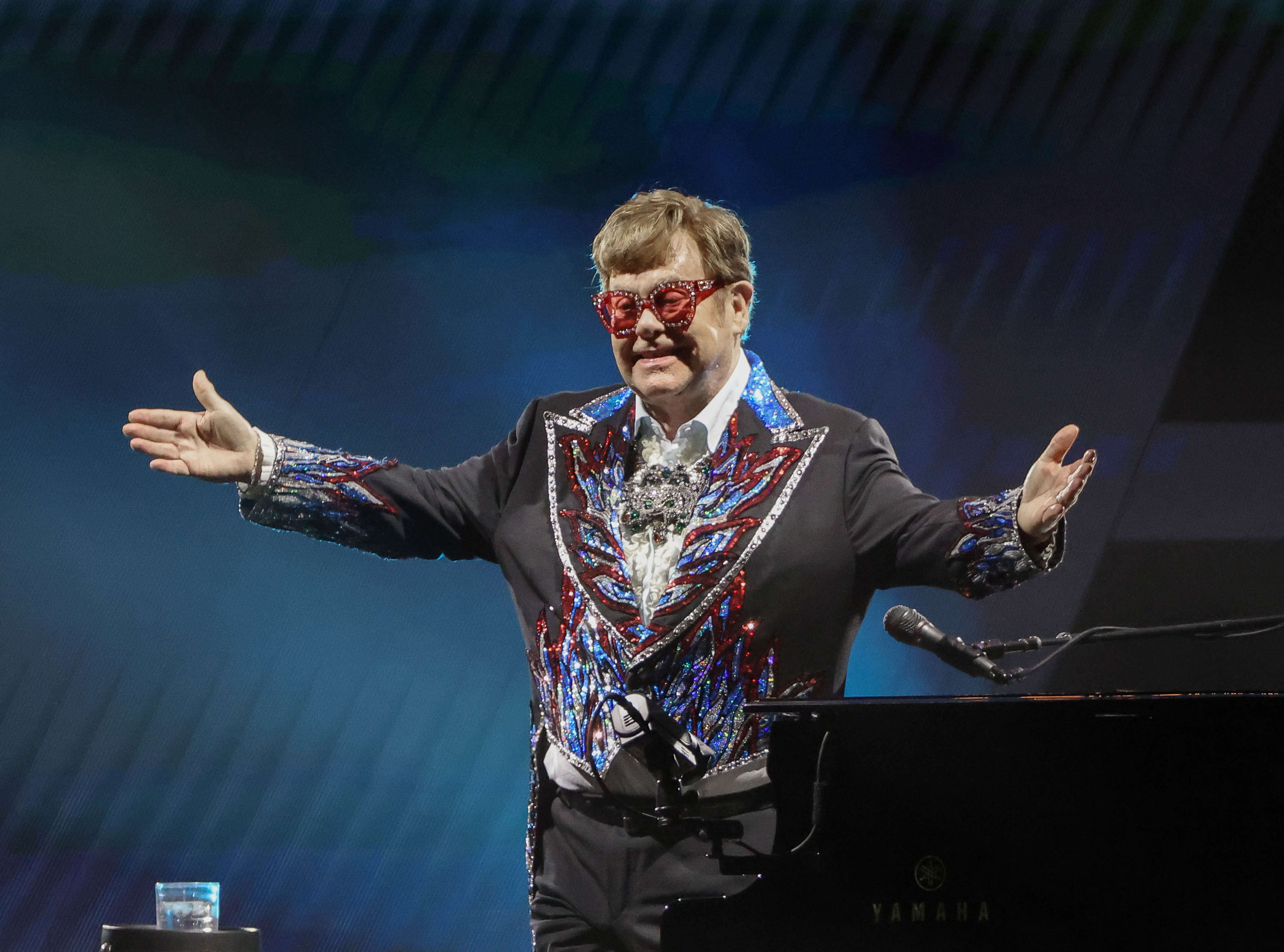 « Une vision limitée » : Elton John révèle avoir souffert d’une grave infection à un œil au cours de l’été