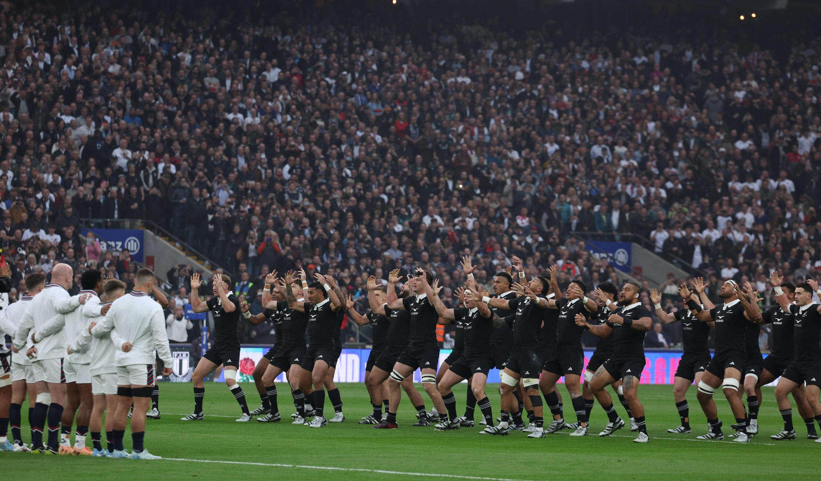 Rugby : les images de l’intense haka des All Blacks face aux Anglais, qui relèvent le défi après la polémique