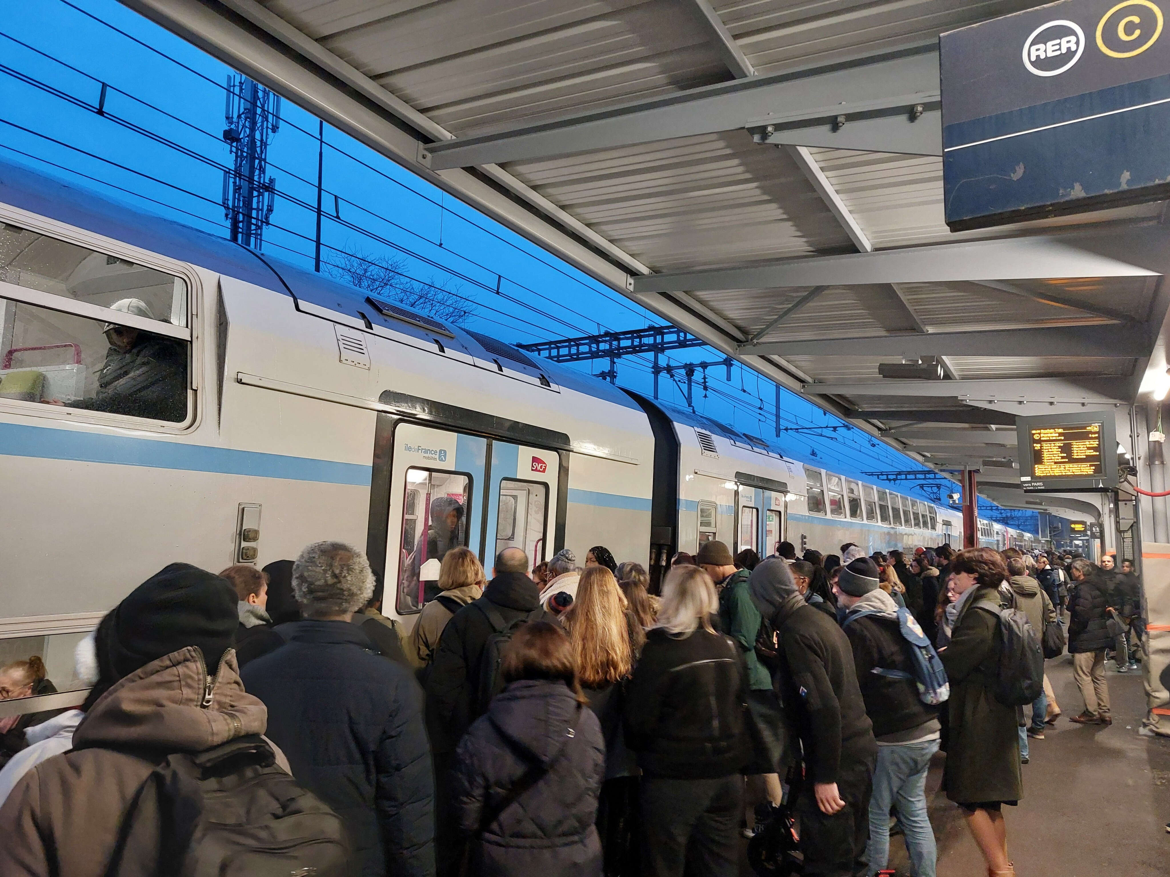 Paris : une personne heurtée par un train, le trafic partiellement interrompu sur le RER C