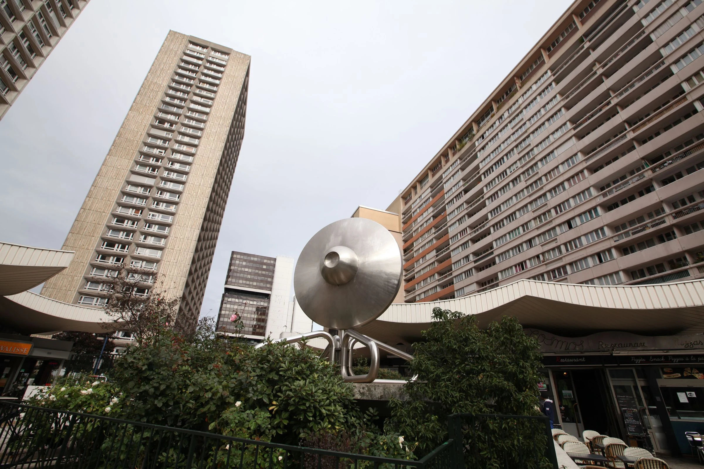 Paris : les faux livreurs attaquent un appartement de la tour du quartier Olympiade