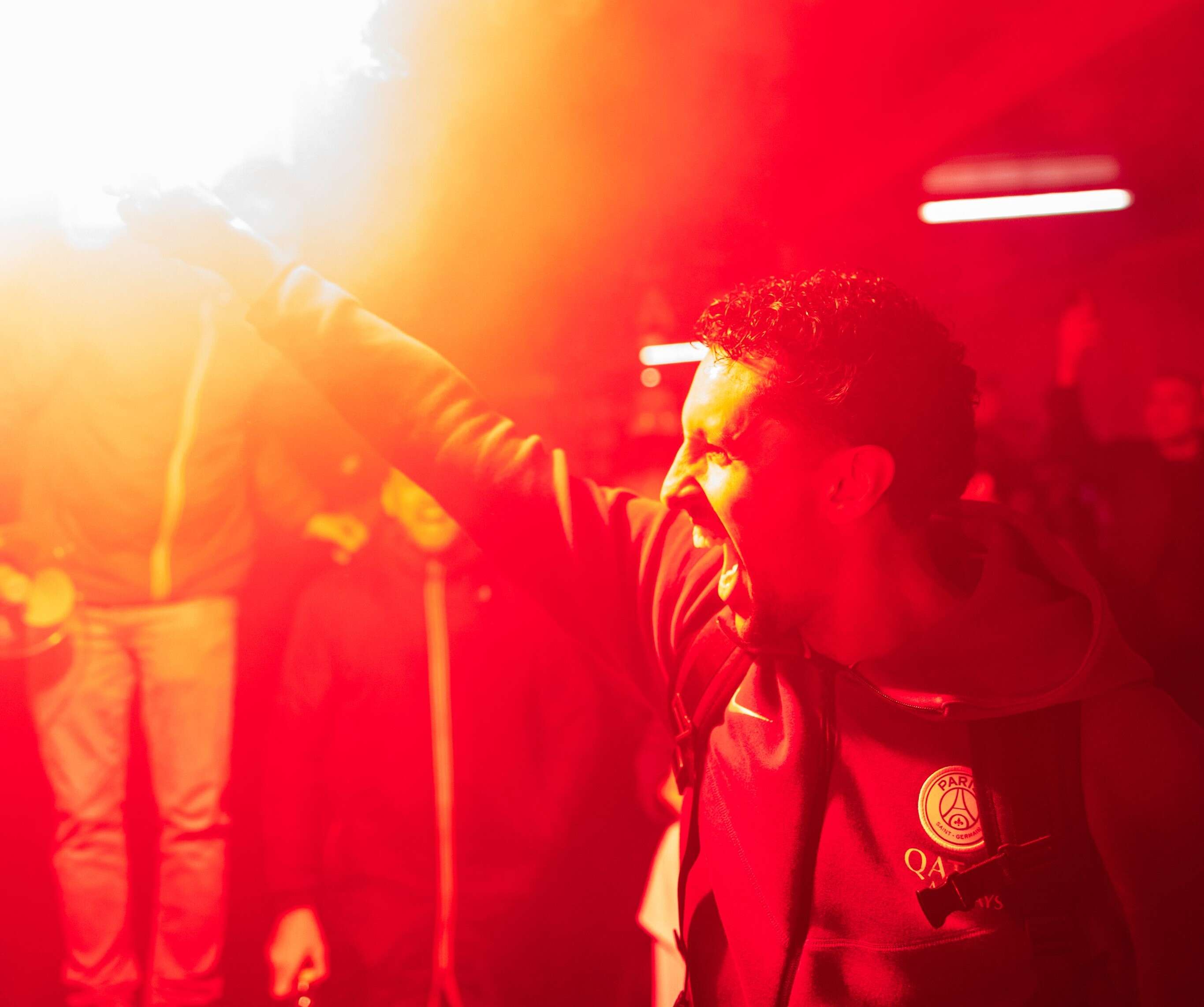 OM-PSG (0-3) : les images folles des Parisiens fêtés par des centaines de fans à leur arrivée en pleine nuit