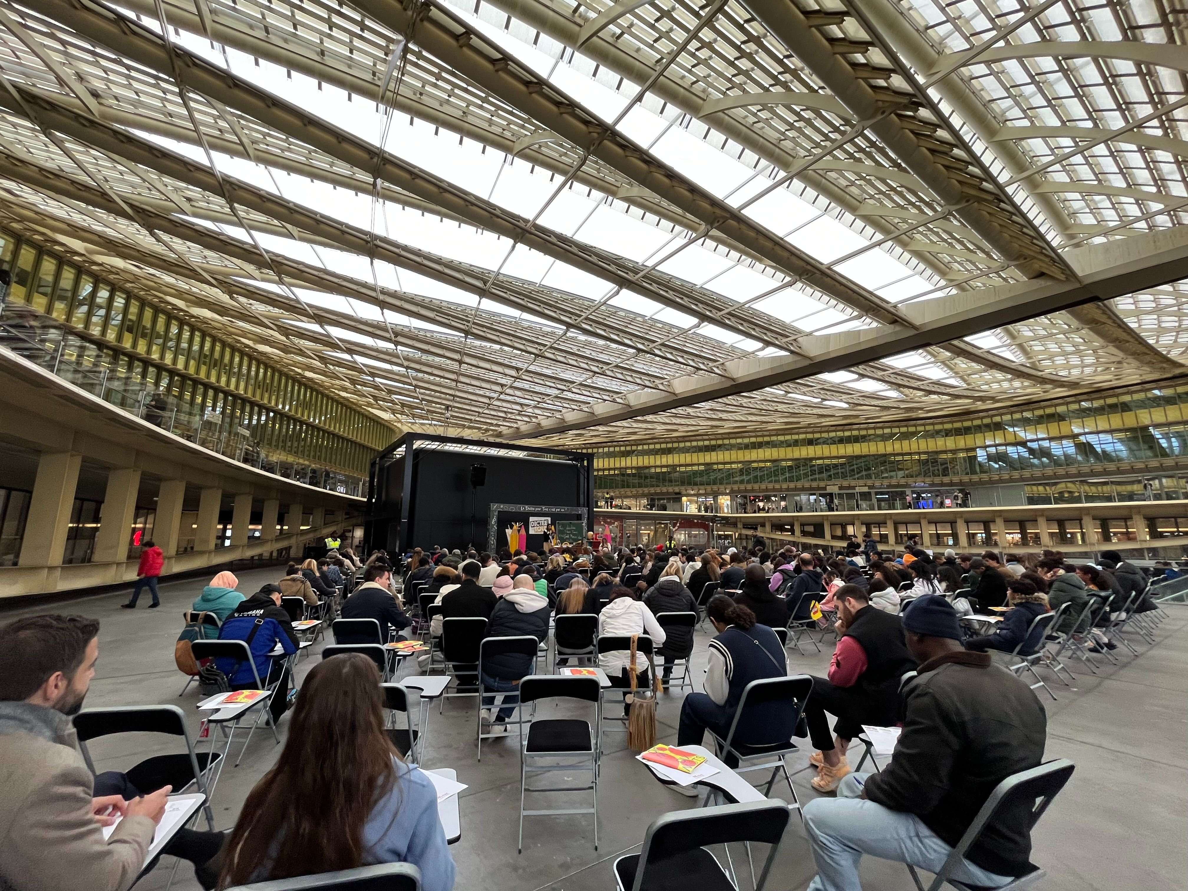 Paris : participez à une grande dictée sous la canopée des Halles ce samedi