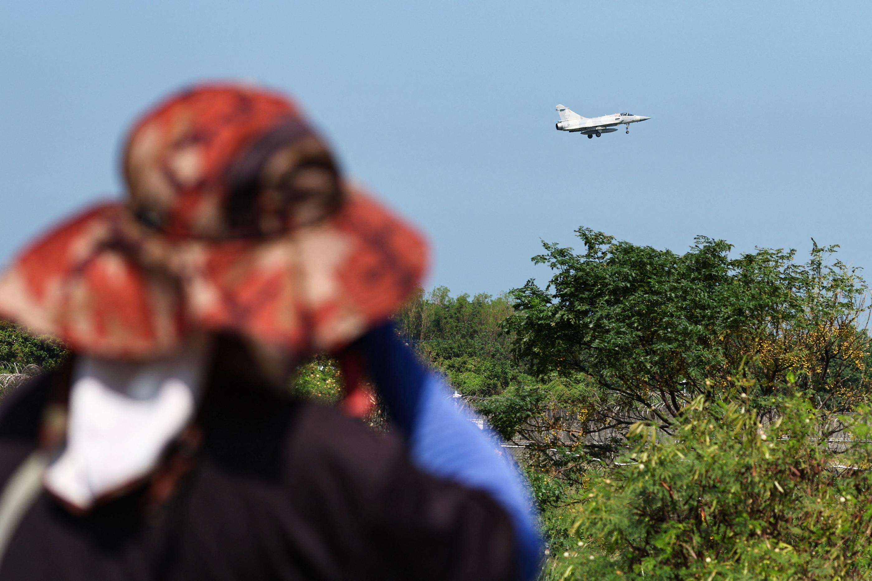 Taïwan : la Chine déploie des avions de chasse et des navires de guerre, « alerte renforcée » sur l’île