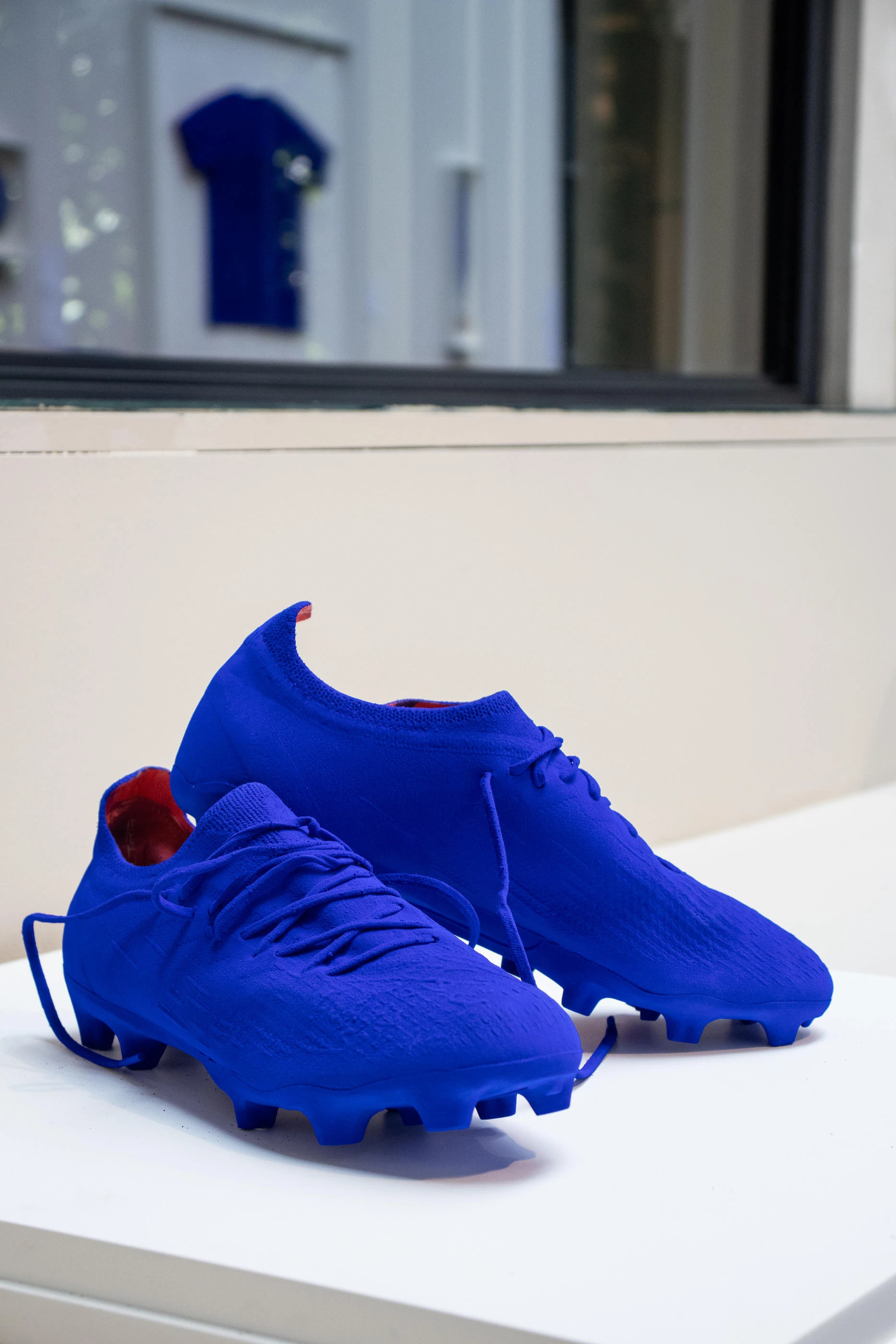 Exposition : de Zidane à Flessel, les sportifs passent au bleu Klein pour la bonne cause