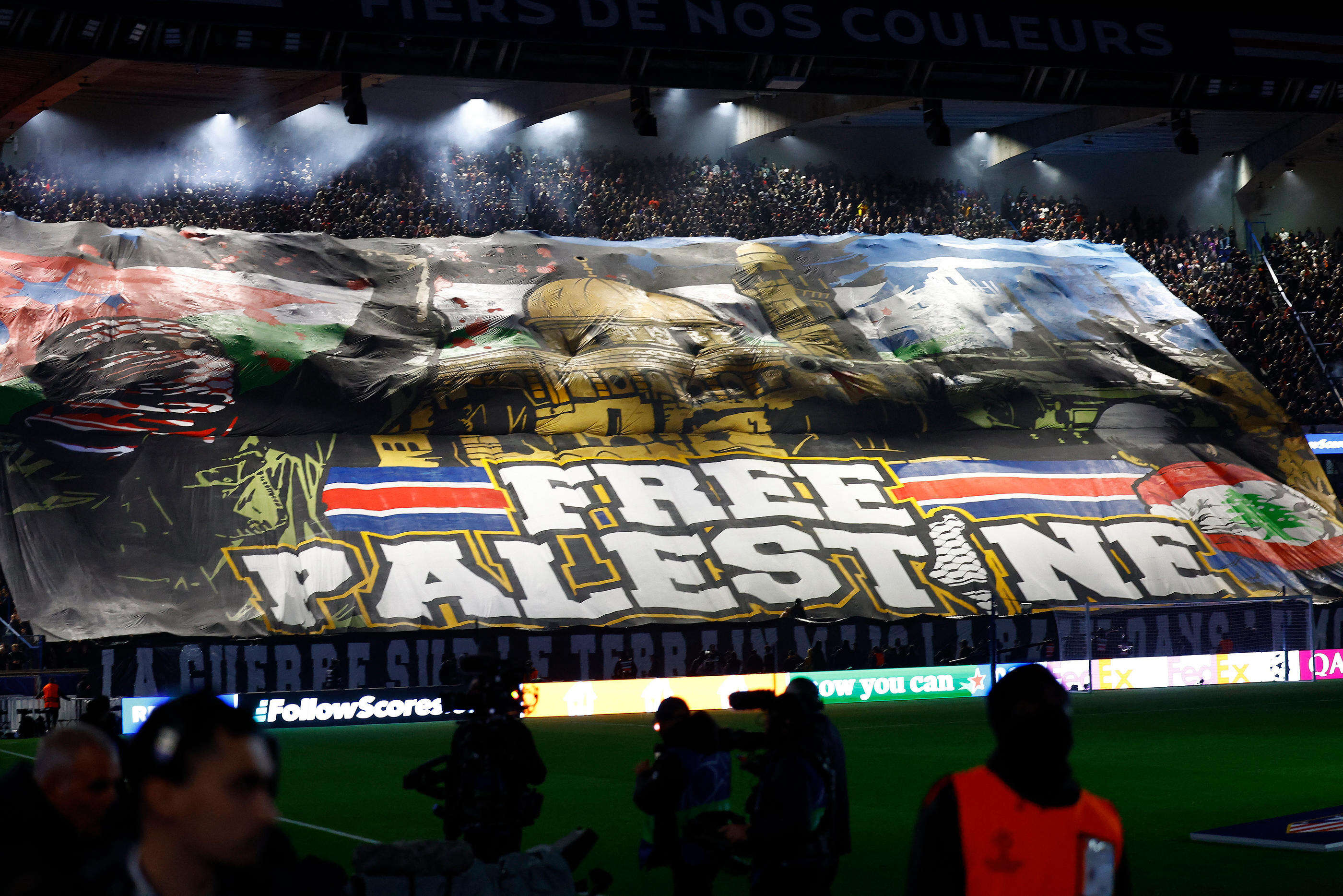 PSG-Atlético : « La guerre sur le terrain mais la paix dans le monde », le tifo des ultras en soutien à la Palestine