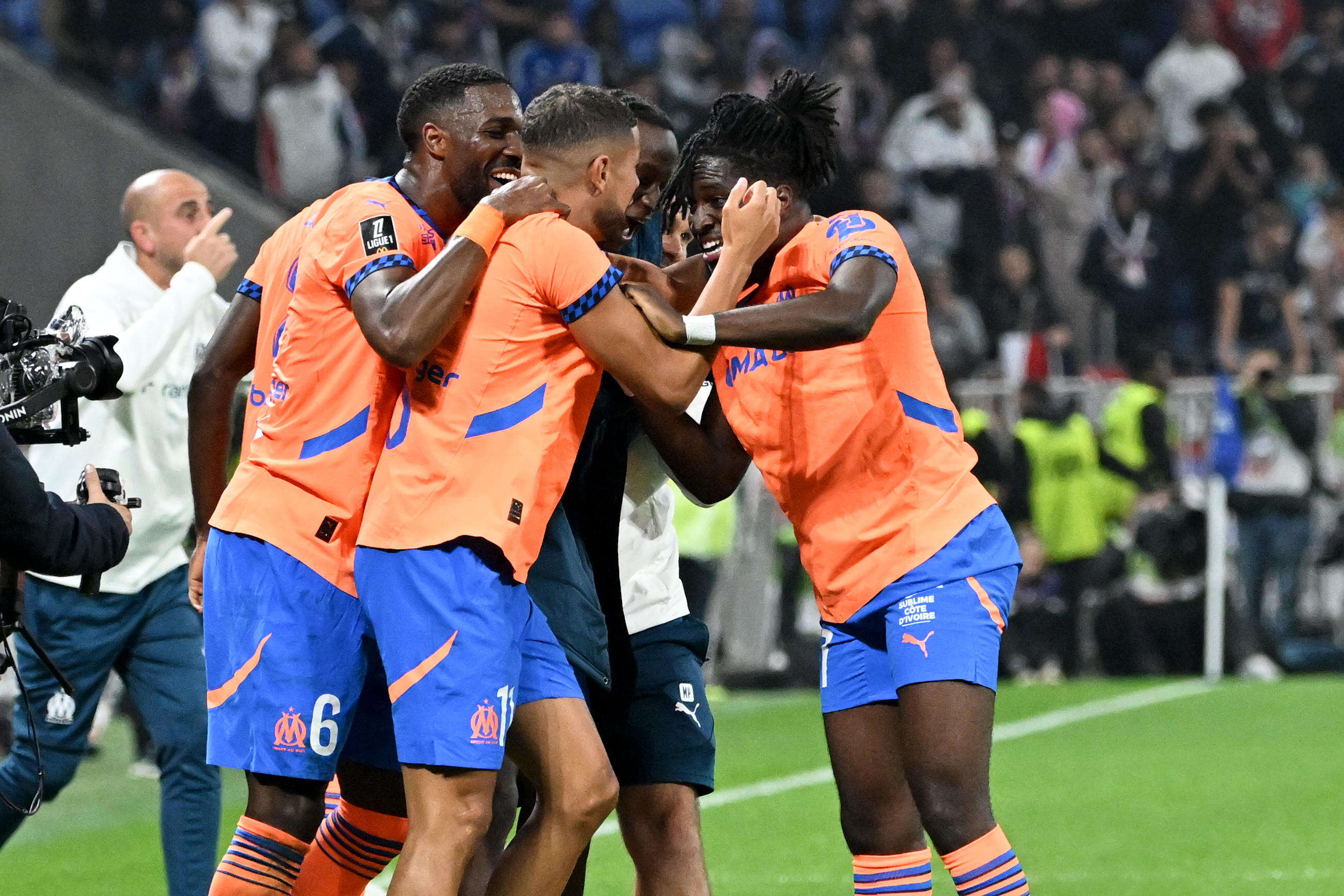 OL-OM : fumigènes et chants à 3 heures du matin... les Marseillais accueillis en triomphe par leurs supporters