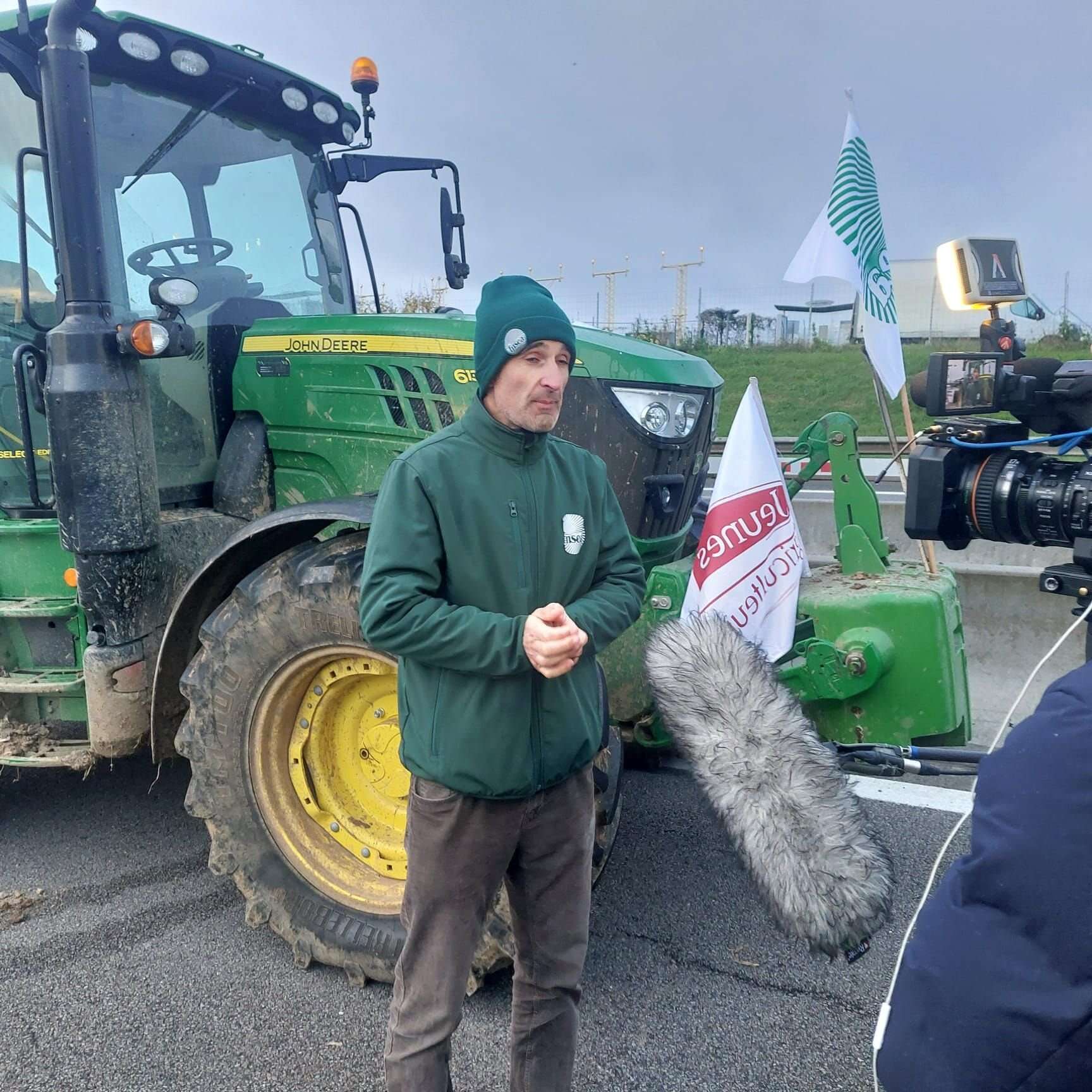 Mobilisés toute la nuit « face à l’enfumage », les agriculteurs lèvent leur camp sur la N118 à Vélizy