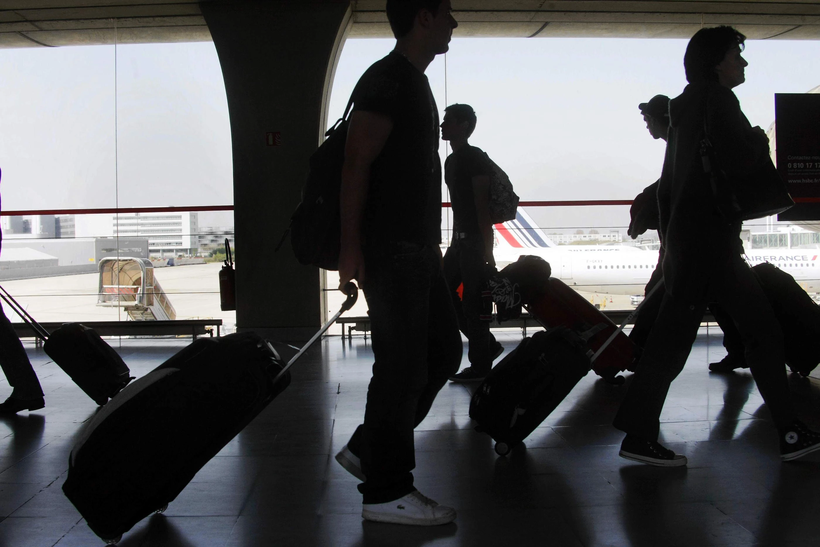 Une défaillance des portiques provoque d’importants retards dans les aéroports britanniques, la piste d’une cyberattaque écartée
