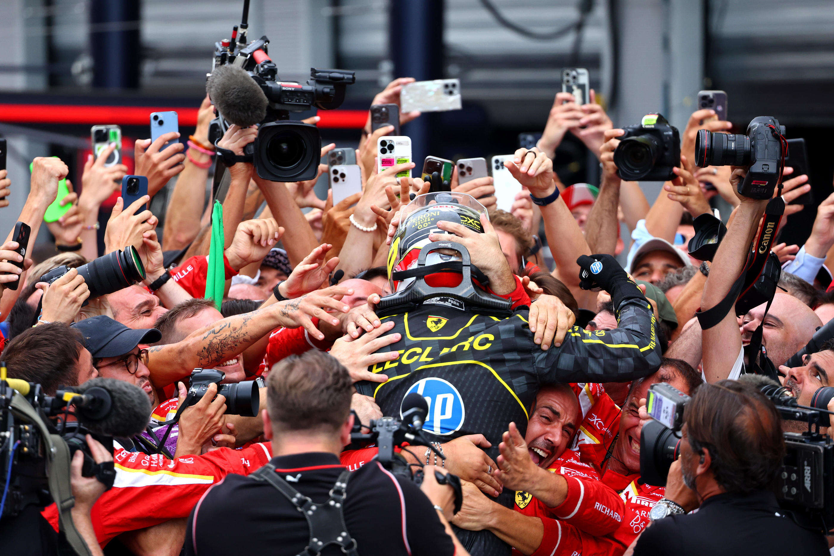 F1, GP d’Italie : les images de l’impressionnante joie des Tifosi pour fêter la victoire de Charles Leclerc à Monza