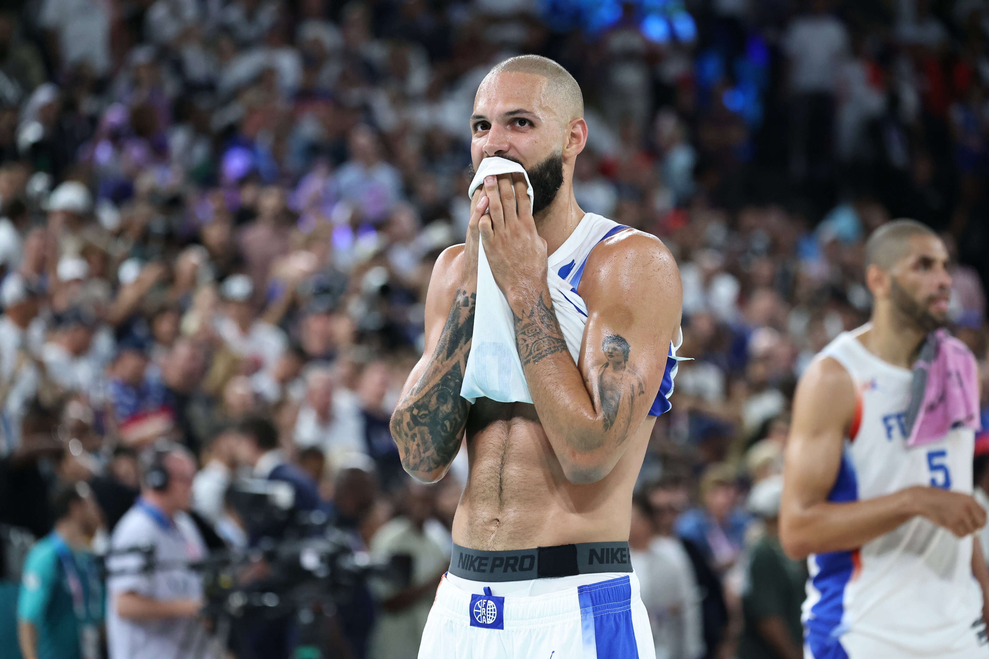 Basket : les folles images de l’arrivée d’Evan Fournier, accueilli en héros par les supporters de l’Olympiakos