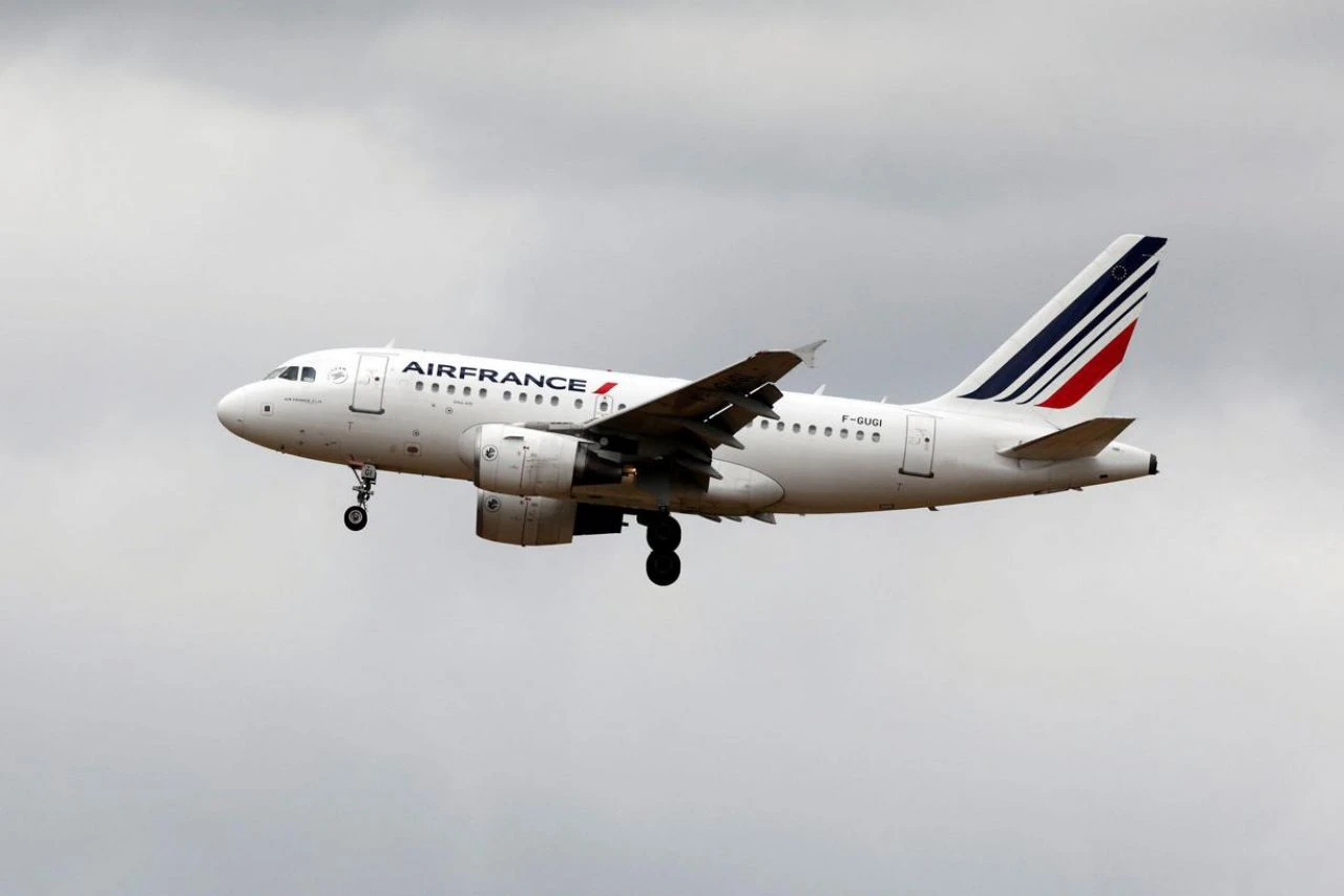 « J’ai cru que l’avion allait exploser » : les passagers d’un vol Los-Angeles-Paris débarqués après une « odeur de chaud »