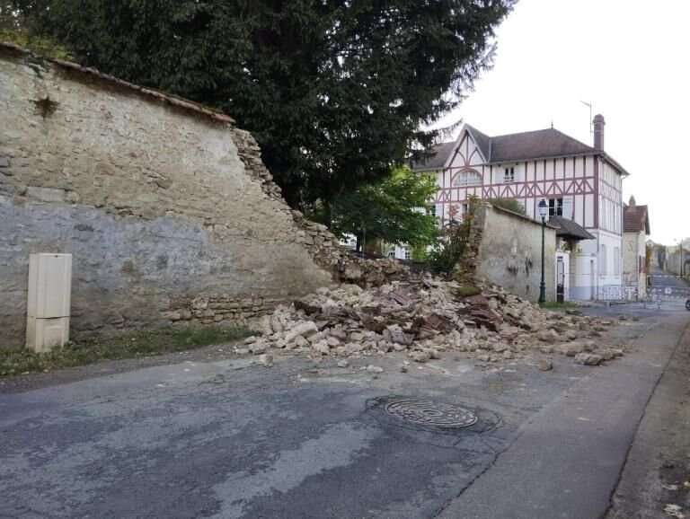 « Heureusement, personne ne passait par là » : à Genainville, un mur en pierres s’écroule au cœur du village