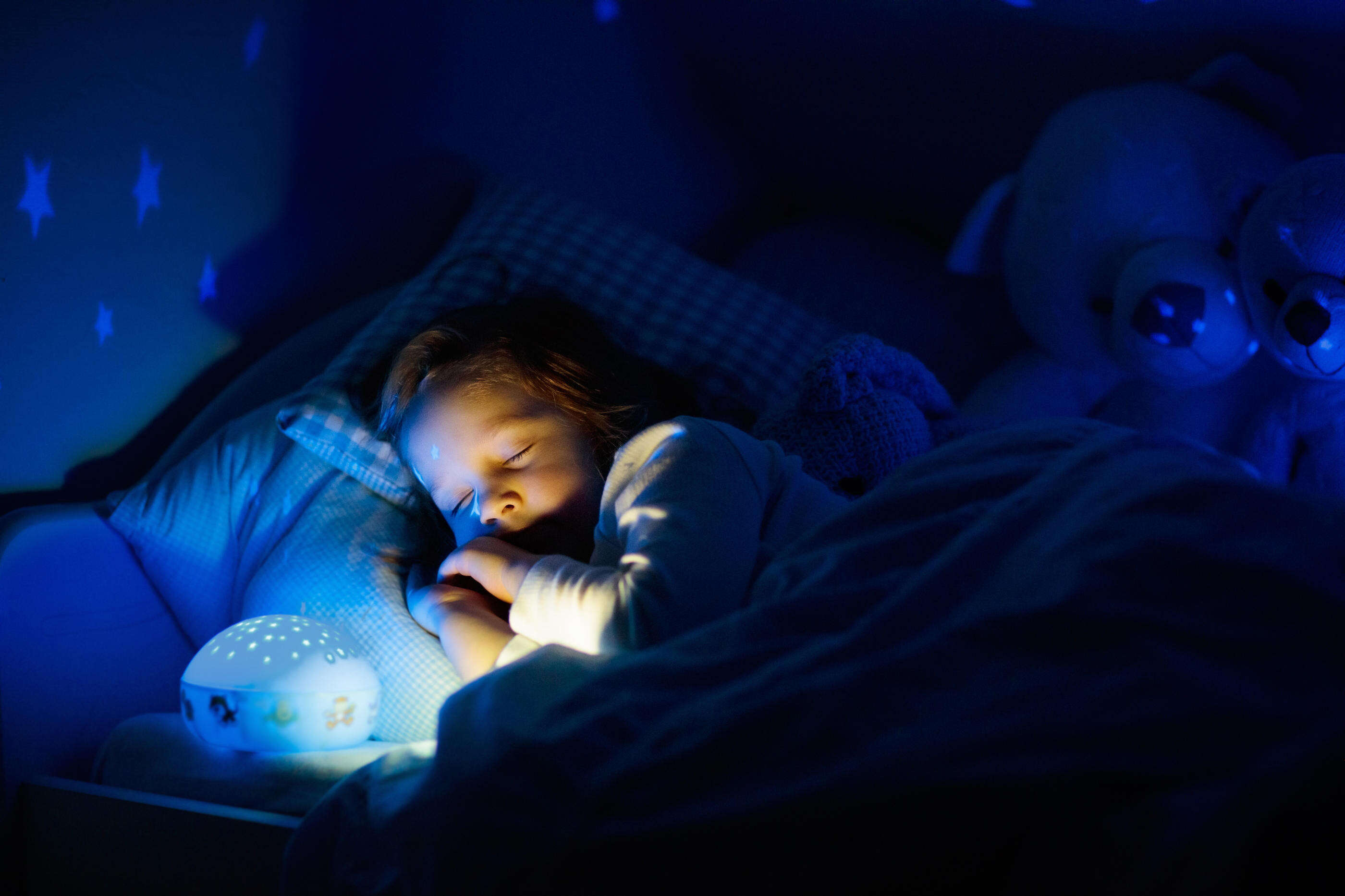 Gare aux lumières bleues dans les jouets : c’est mauvais pour la rétine et ça perturbe le sommeil des enfants