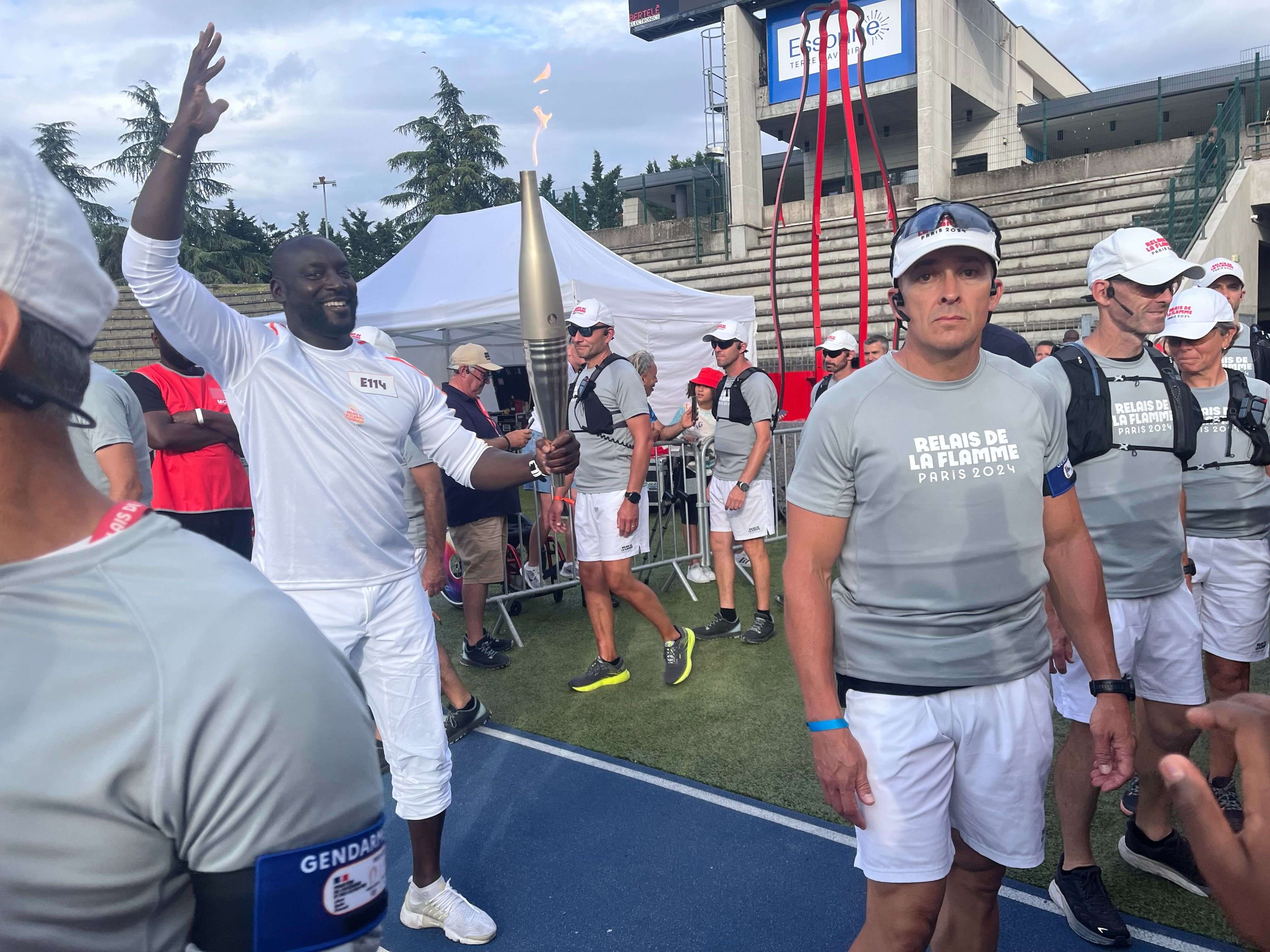 Passage de la flamme olympique en Essonne : Ladji Doucouré, dernier relayeur, a allumé le chaudron