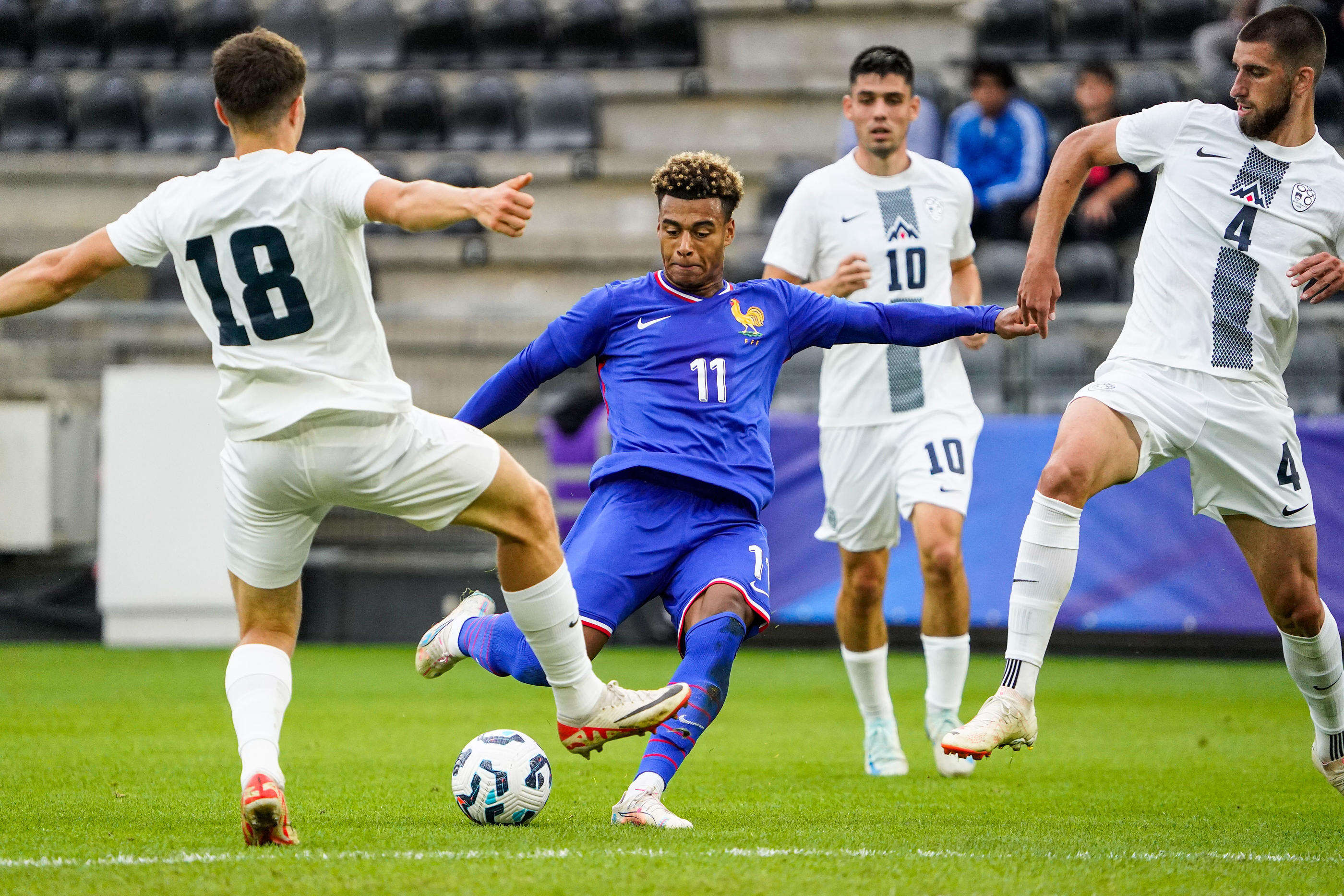 Football : les images du joli but de Désiré Doué avec l’équipe de France espoirs contre la Slovénie