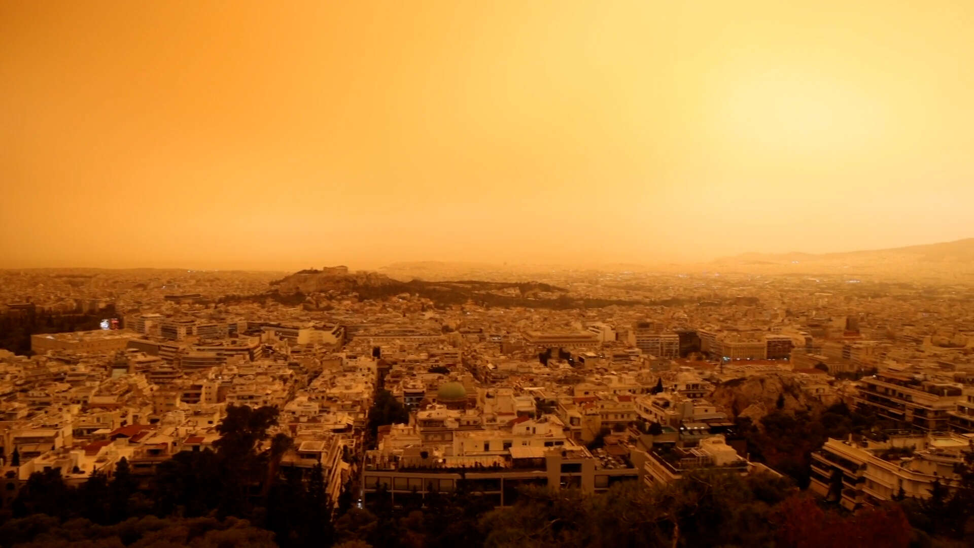 VIDÉO. « C’est complètement orange » : Athènes recouvert par d’épais nuages du Sahara