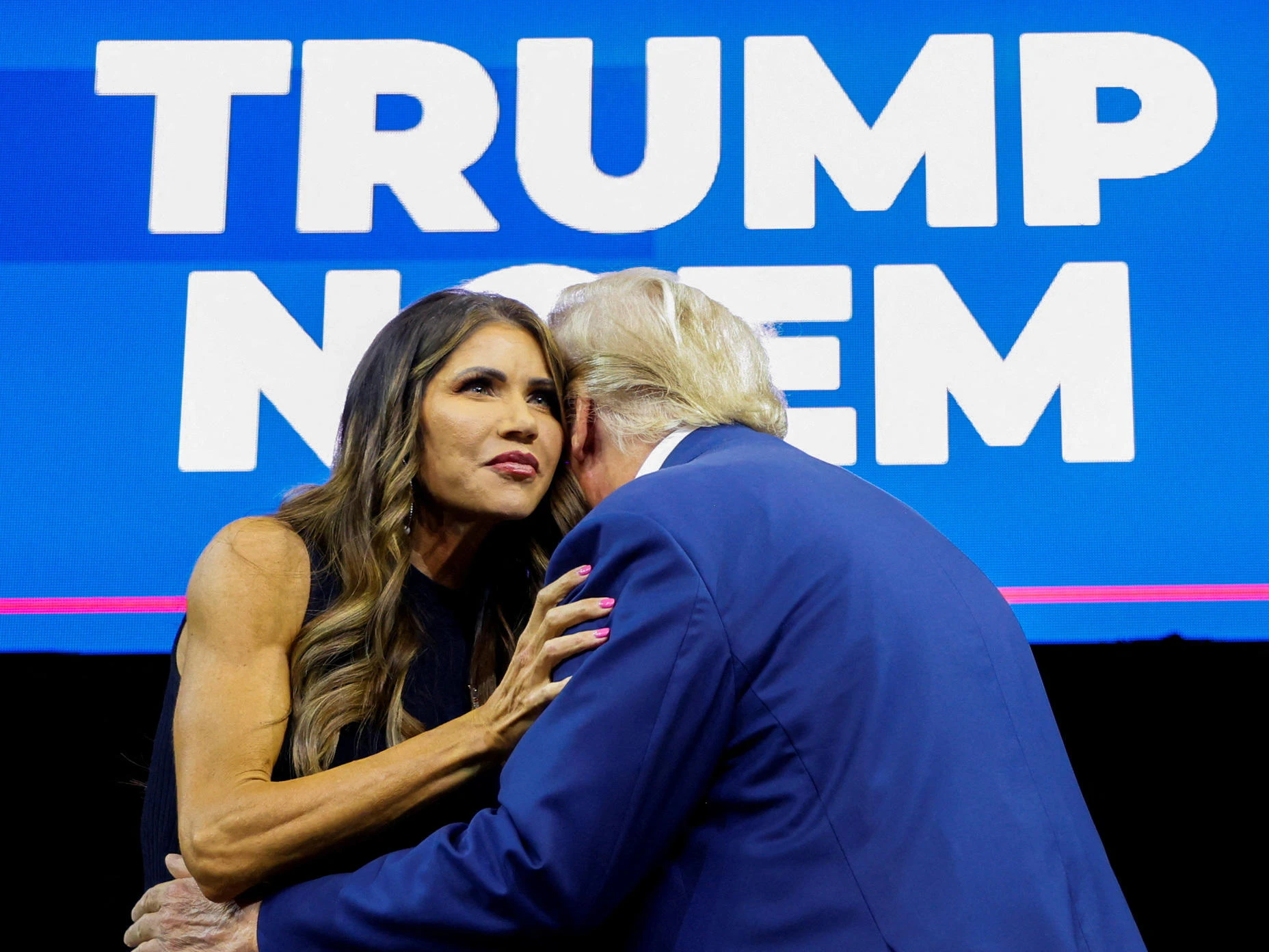 Après avoir abattu son chien, la potentielle colistière de Trump souhaite la mort de celui des Biden