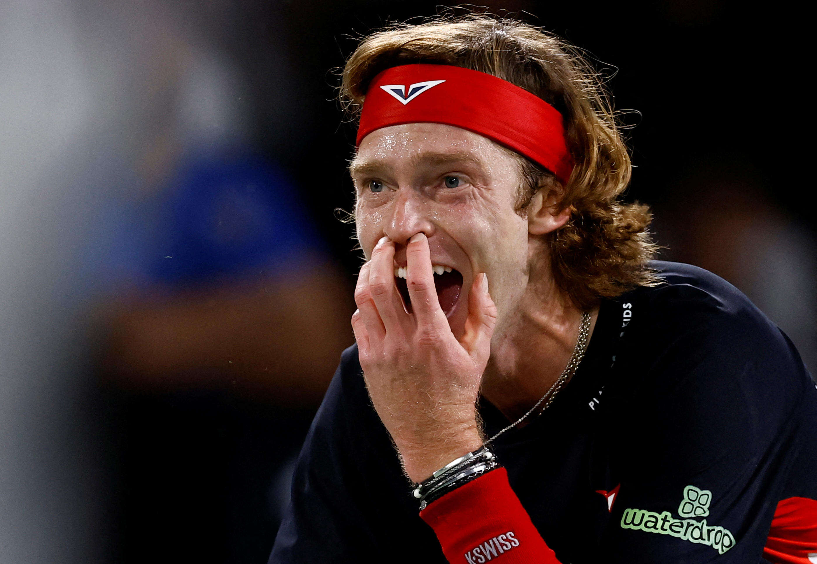 Rolex Paris Masters : les images dingues d’Andrey Rublev qui se fracasse le genou avec sa raquette