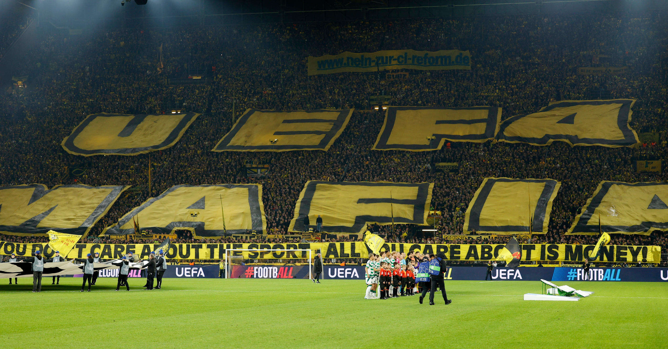 « Tout ce qui vous intéresse c’est l’argent » : un impressionnant tifo anti-UEFA à Dortmund en Ligue des champions