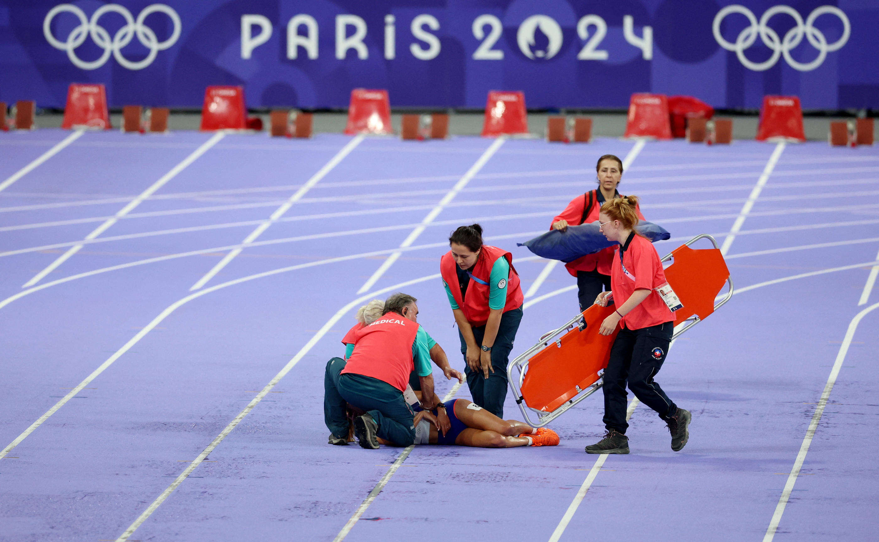 JO Paris 2024 : la Française Alessia Zarbo évacuée sur civière après s’être effondrée en pleine finale du 10 000 m